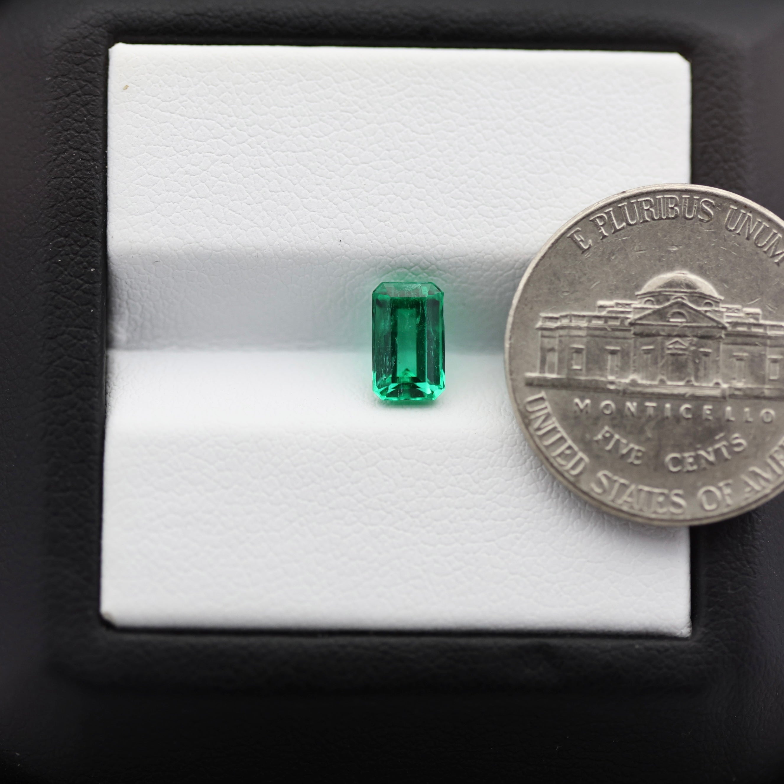 Coin with emerald to check the measurements 