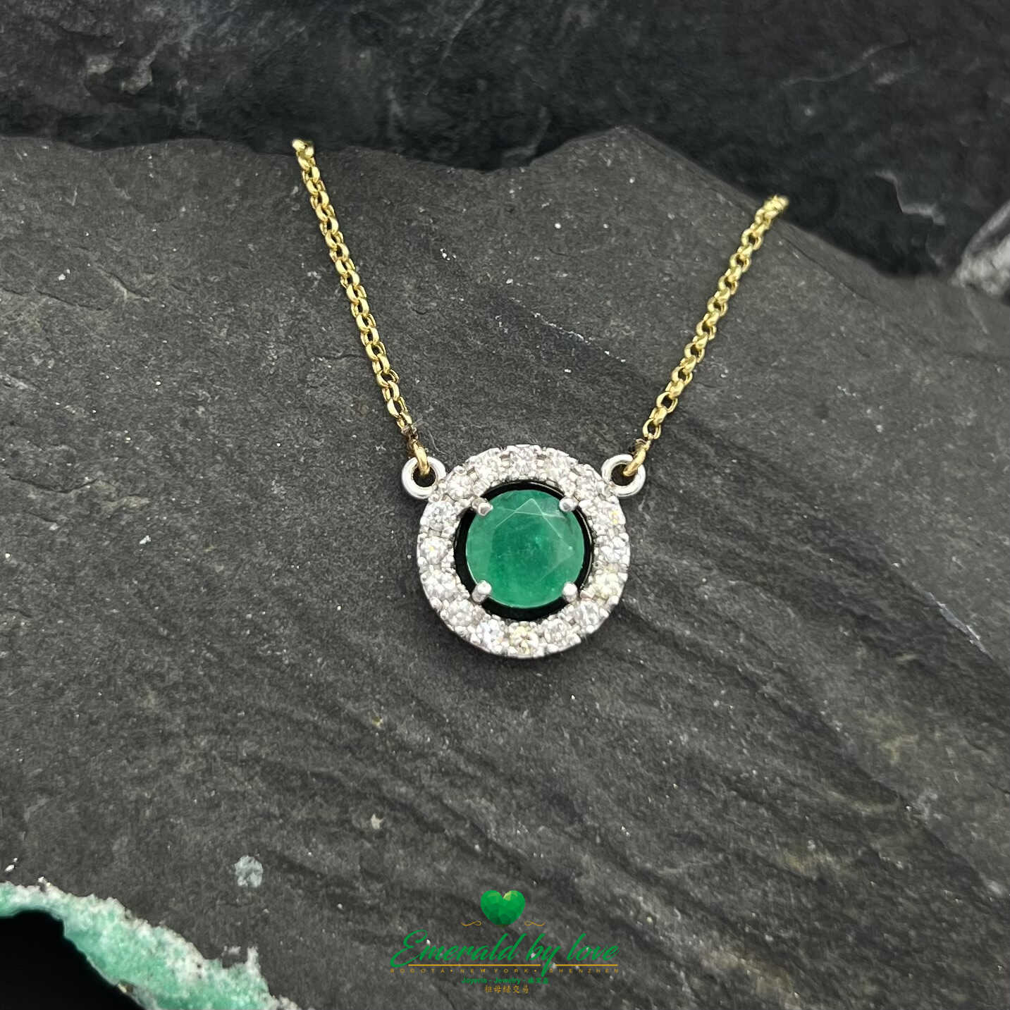 18K White Gold Pendant with Round Emerald, 16 Diamonds