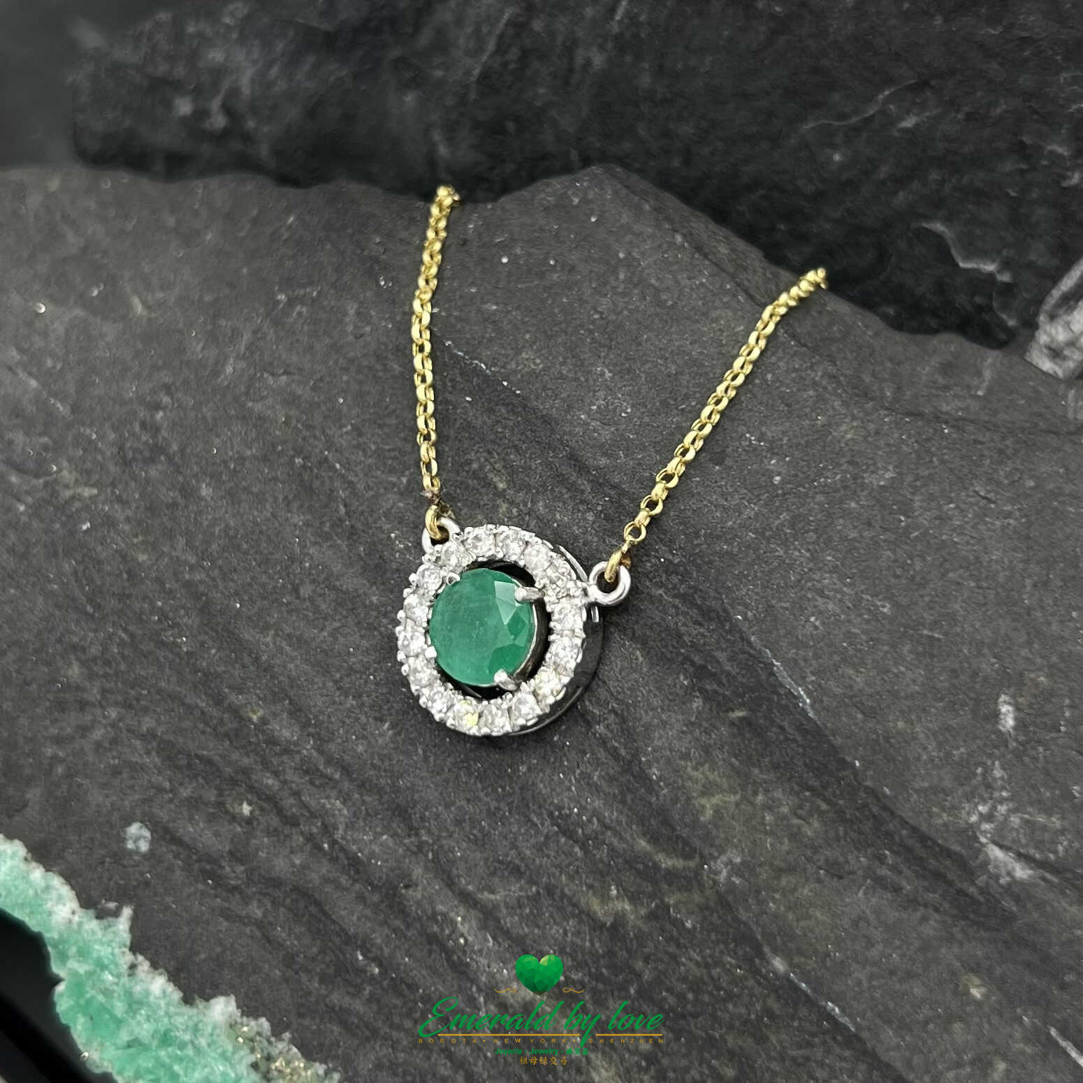 18K White Gold Pendant with Round Emerald, 16 Diamonds