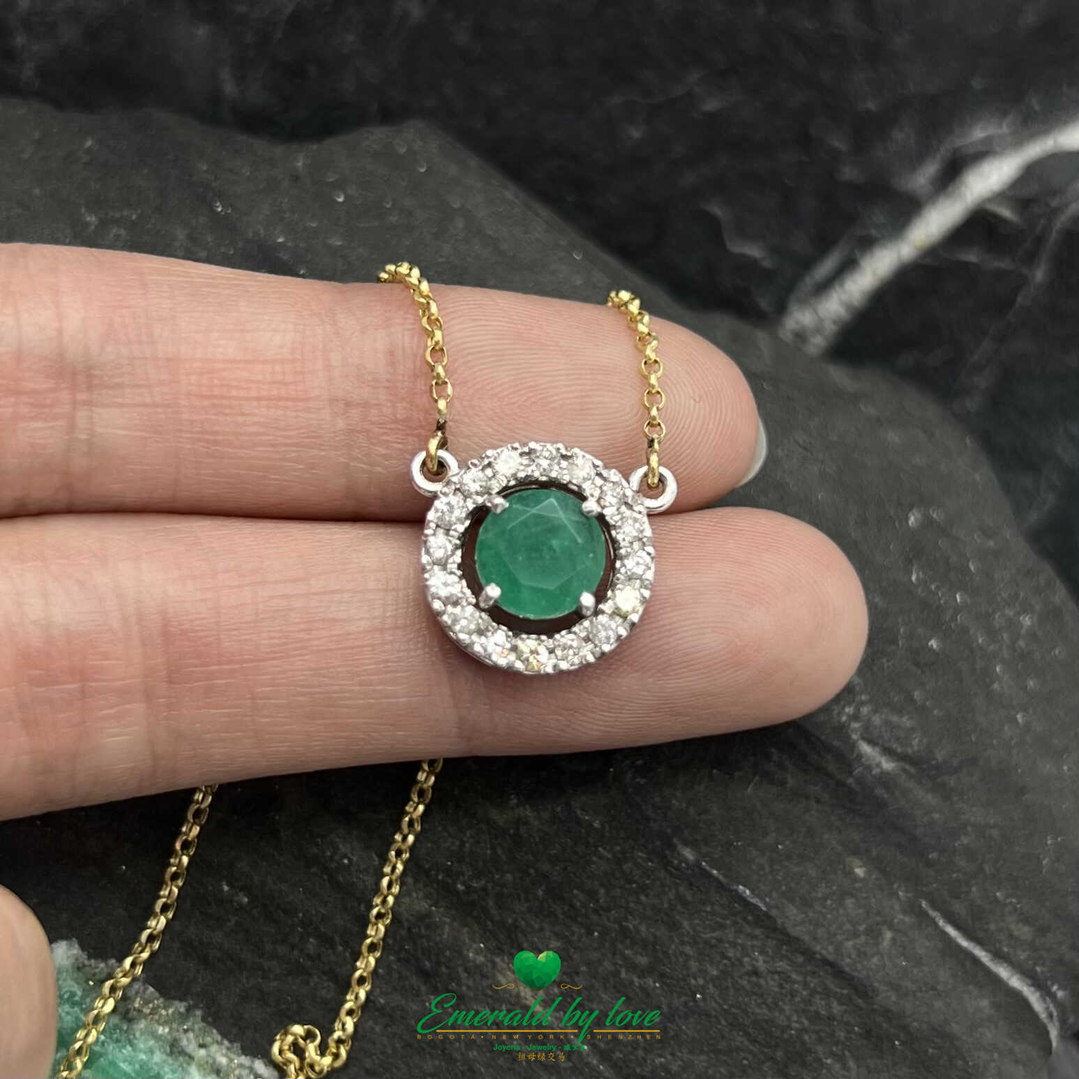 18K White Gold Pendant with Round Emerald, 16 Diamonds