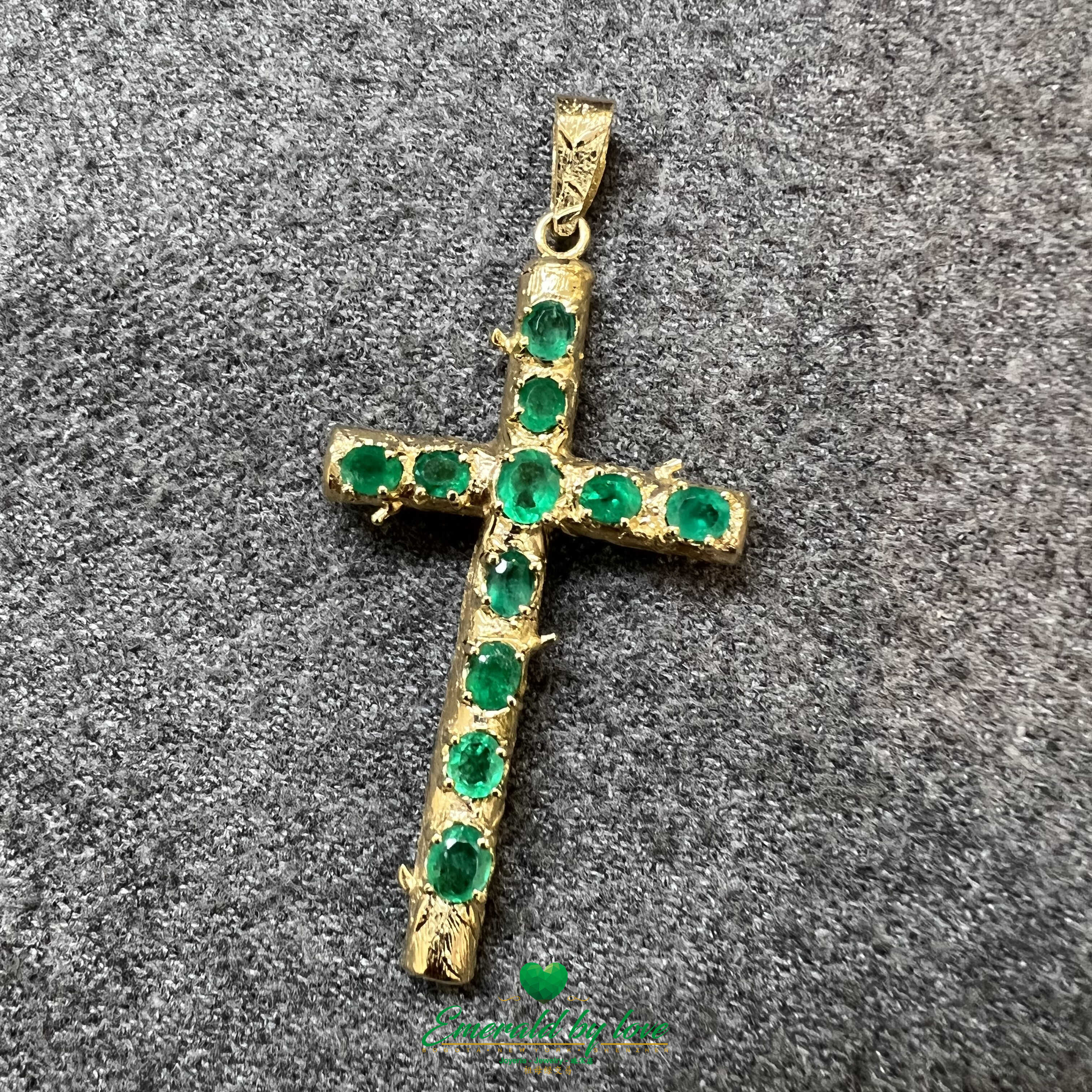 Magnifique pendentif croix en or jaune 18 carats - Une icône d'élégance durable