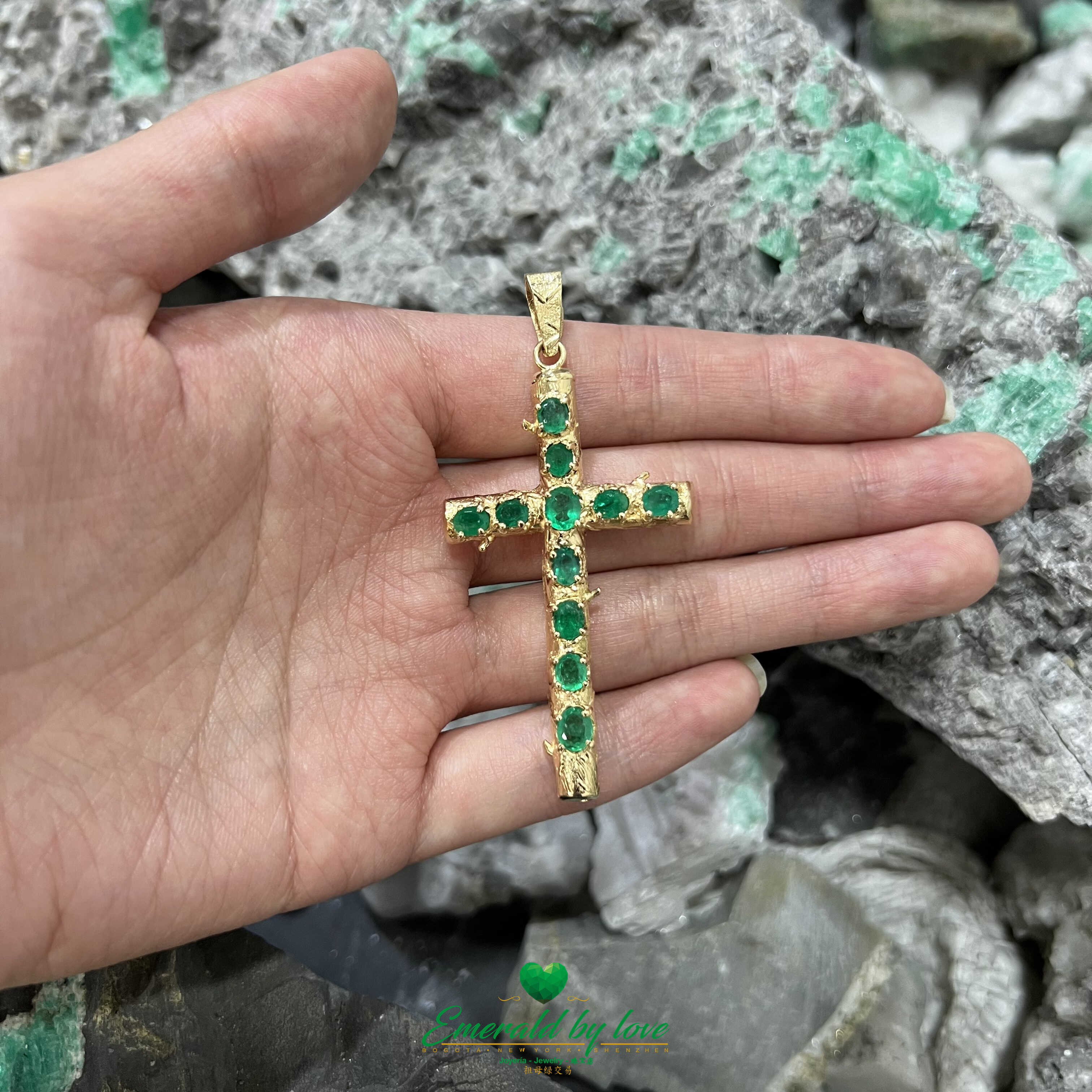 Magnifique pendentif croix en or jaune 18 carats - Une icône d'élégance durable