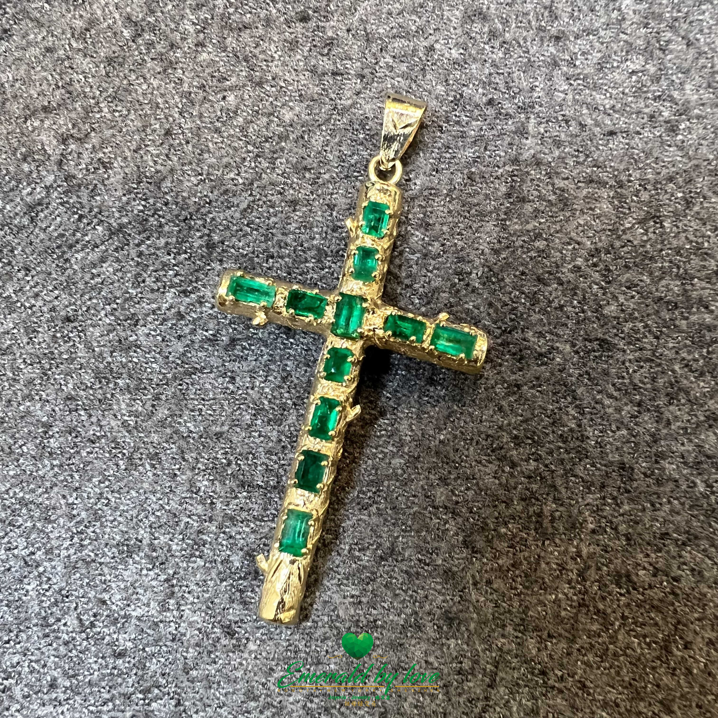 Pendentif croix de tronc en or jaune avec émeraudes carrées - Un chef-d'œuvre d'artisanat intemporel