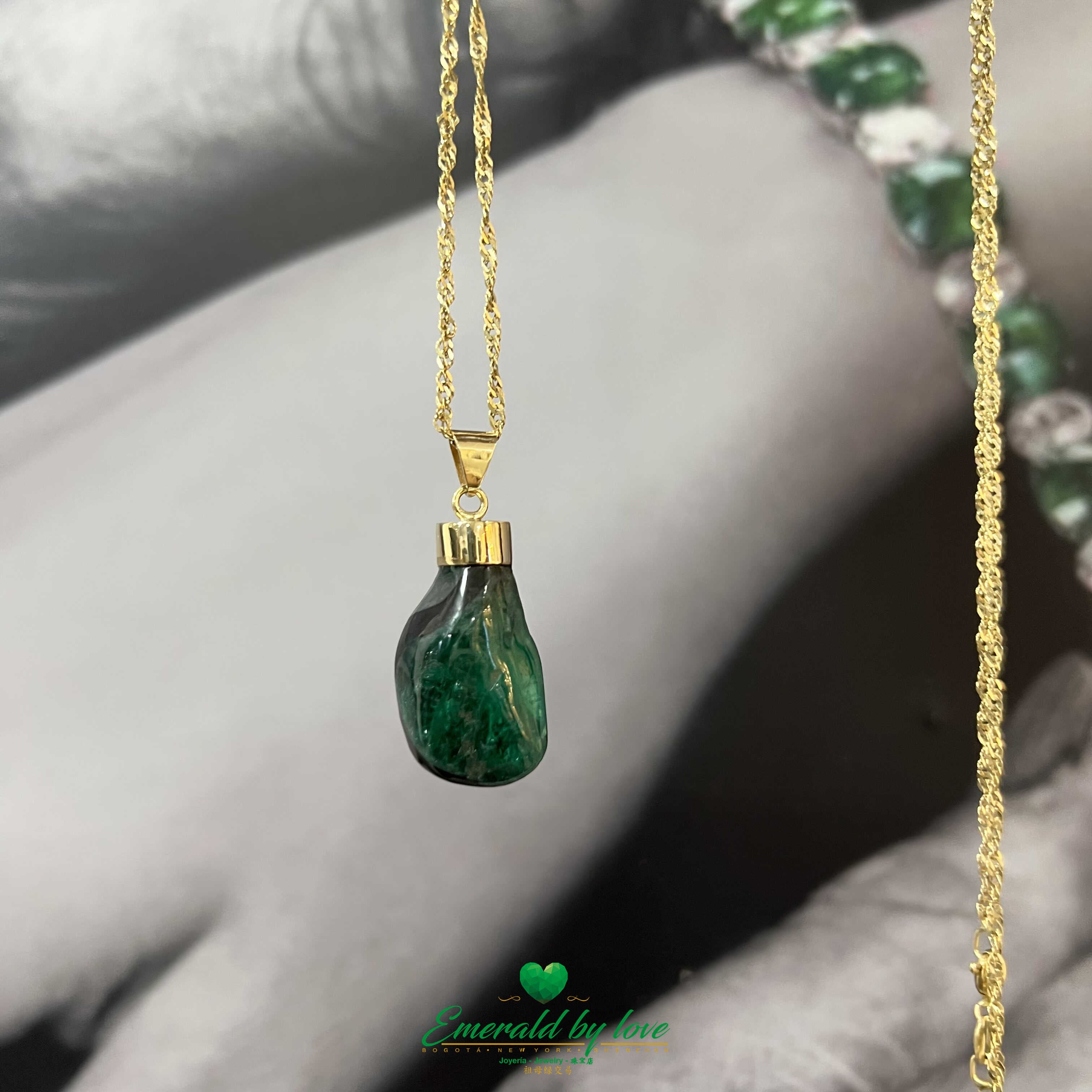 Pendentif émeraude amorphe rare – Une merveille captivante de la nature