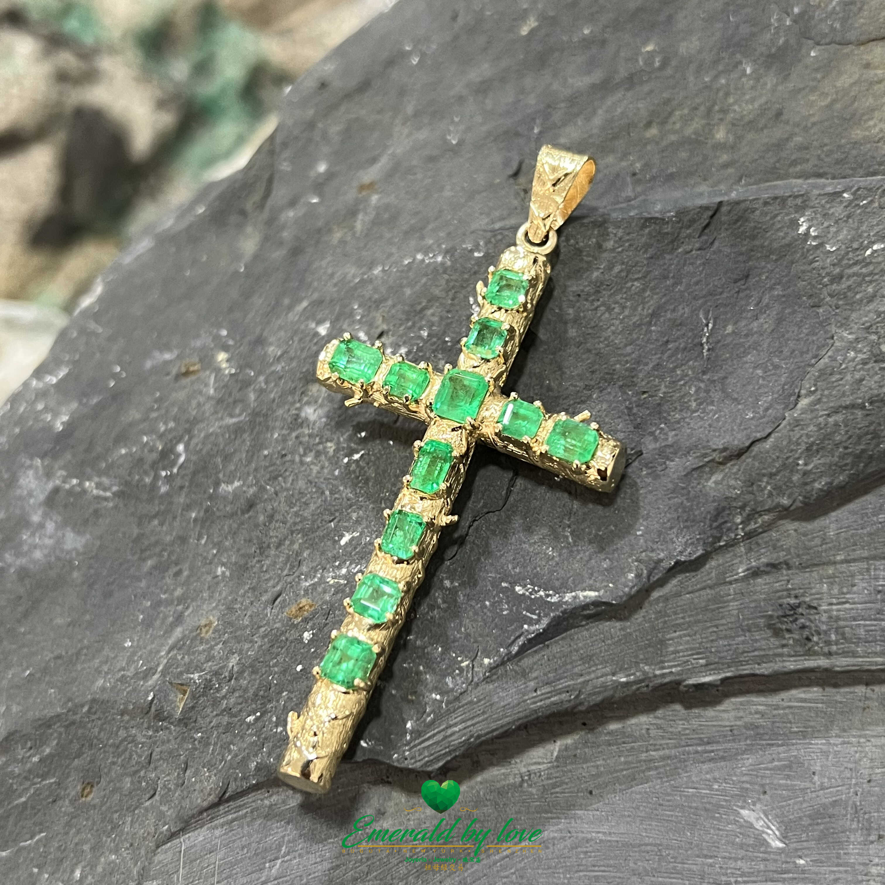 Intriguant pendentif croix en or jaune 18 carats avec de véritables émeraudes carrées colombiennes