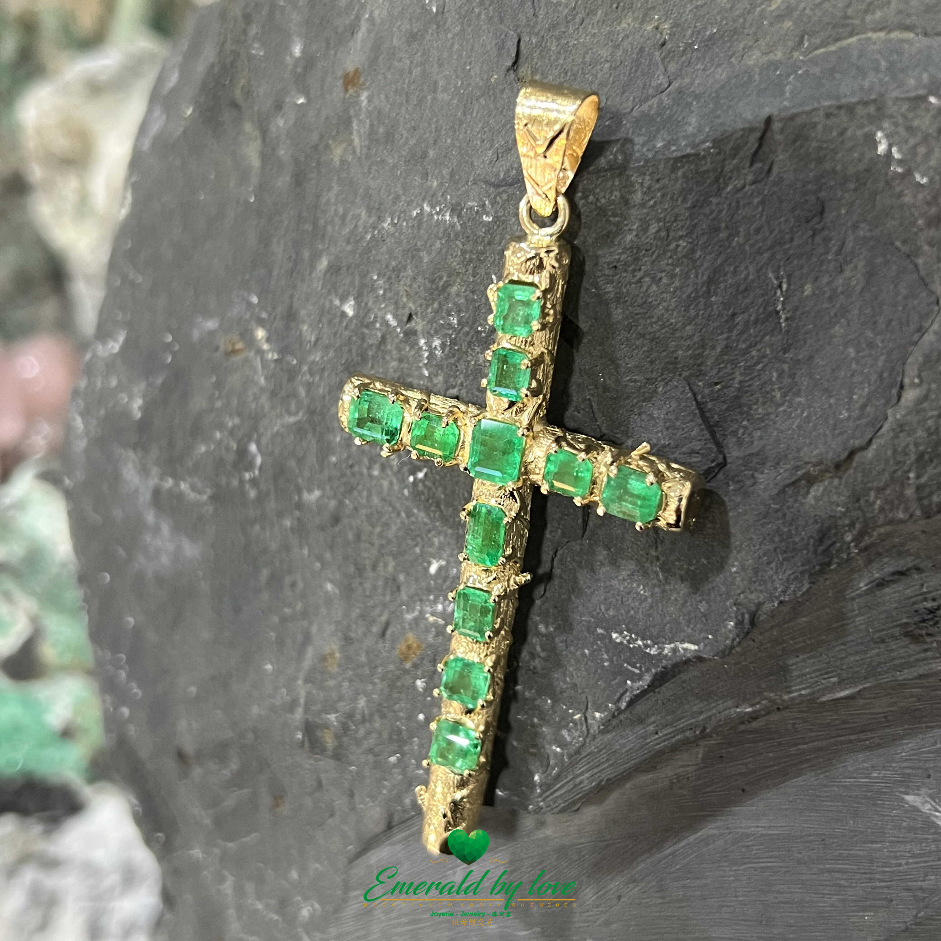 Intriguant pendentif croix en or jaune 18 carats avec de véritables émeraudes carrées colombiennes