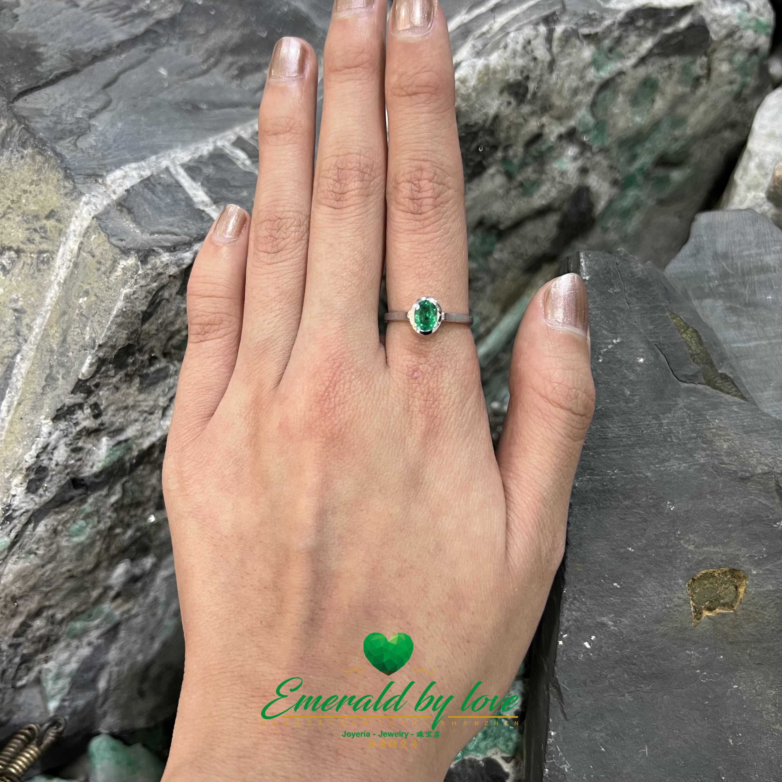 Exquisite White Gold Ring: Oval Emerald