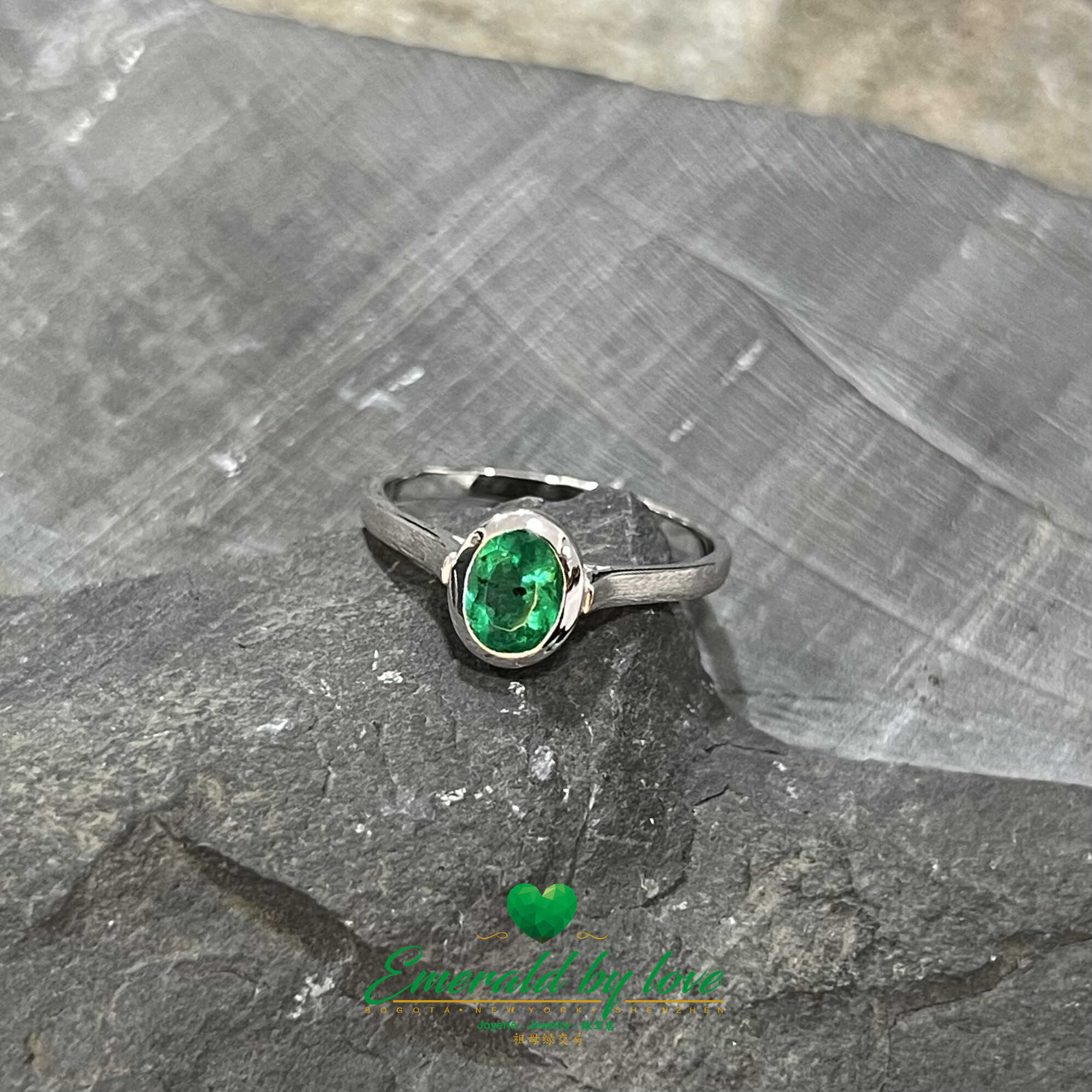 Exquisite White Gold Ring: Oval Emerald