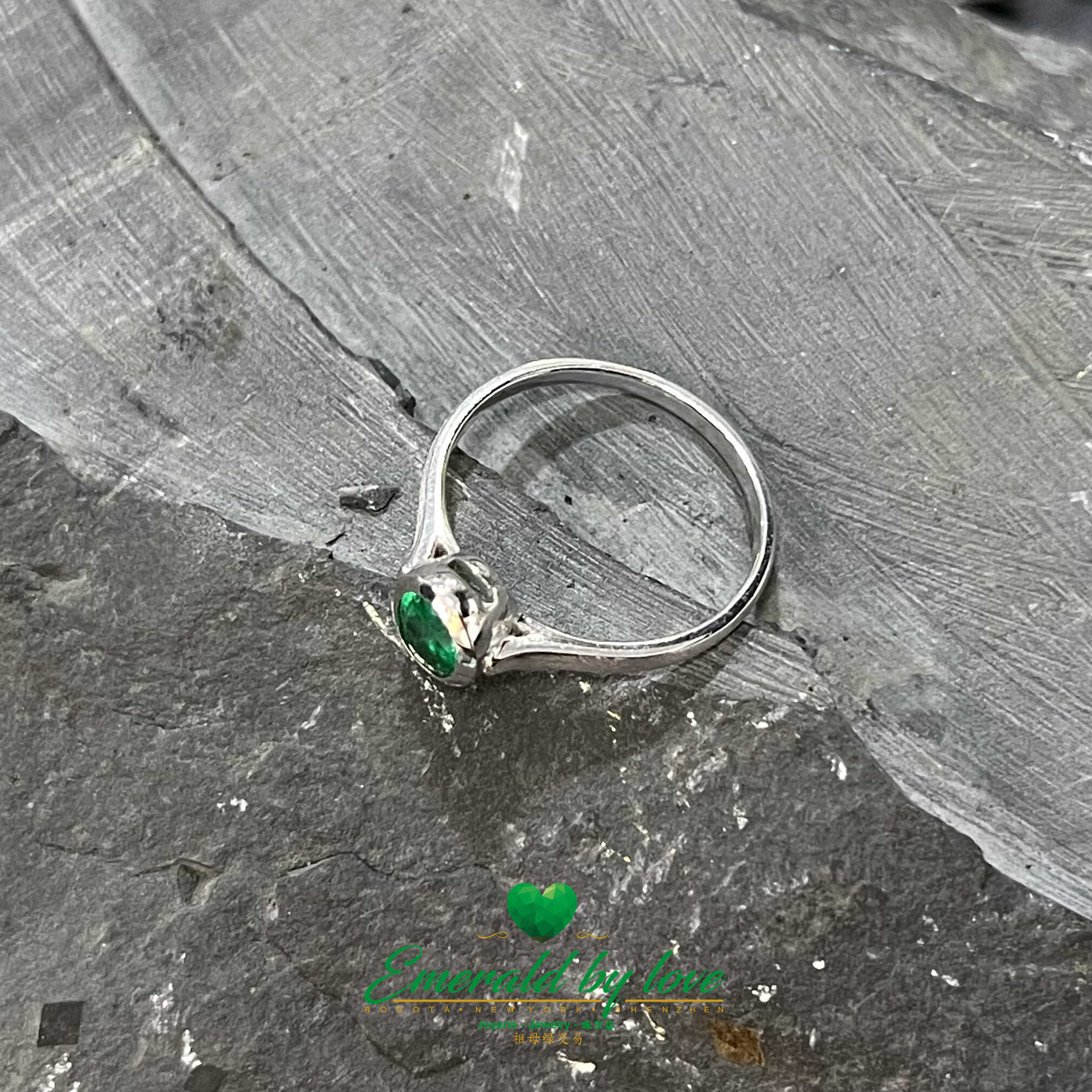 Exquisite White Gold Ring: Oval Emerald