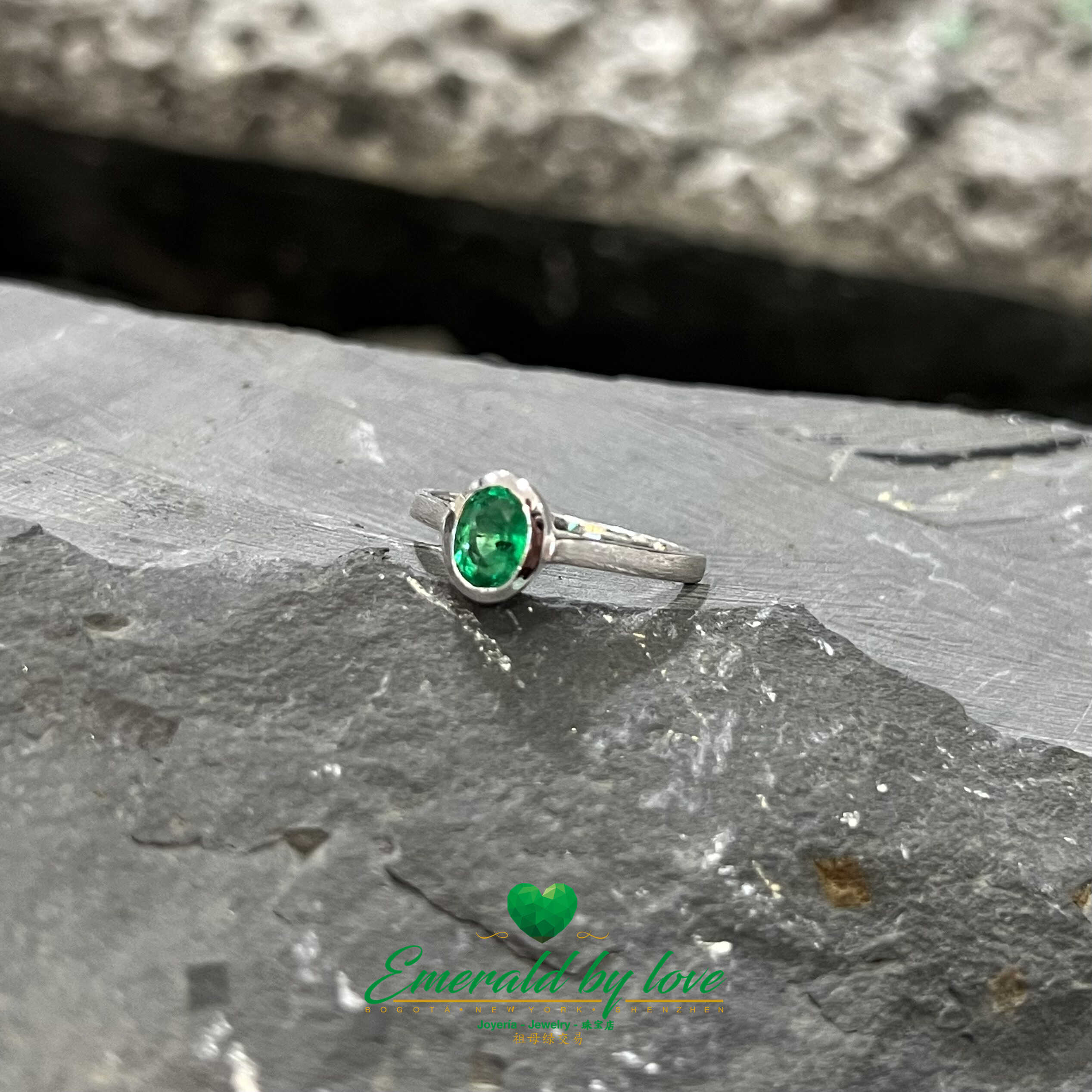 Exquisite White Gold Ring: Oval Emerald