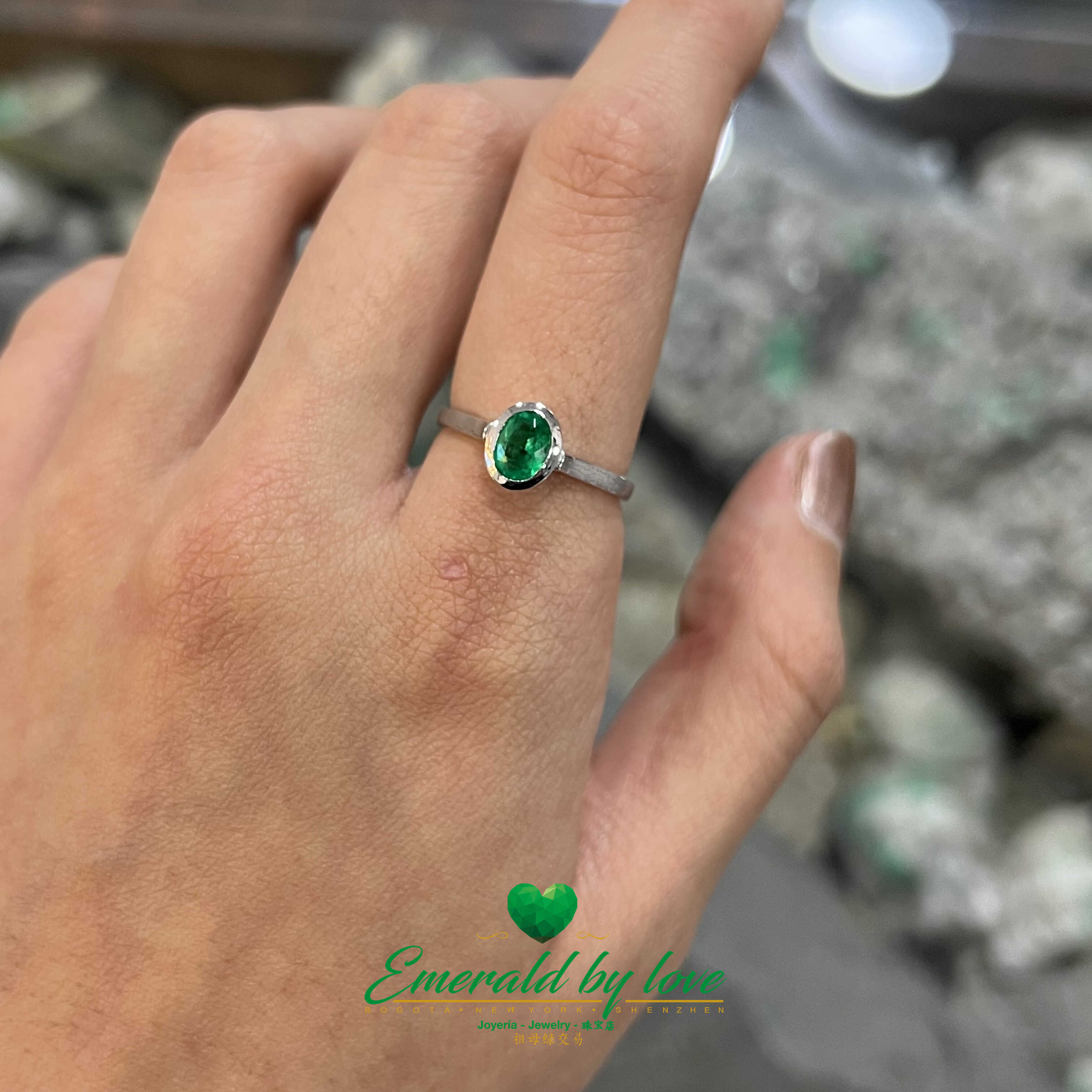 Exquisite White Gold Ring: Oval Emerald