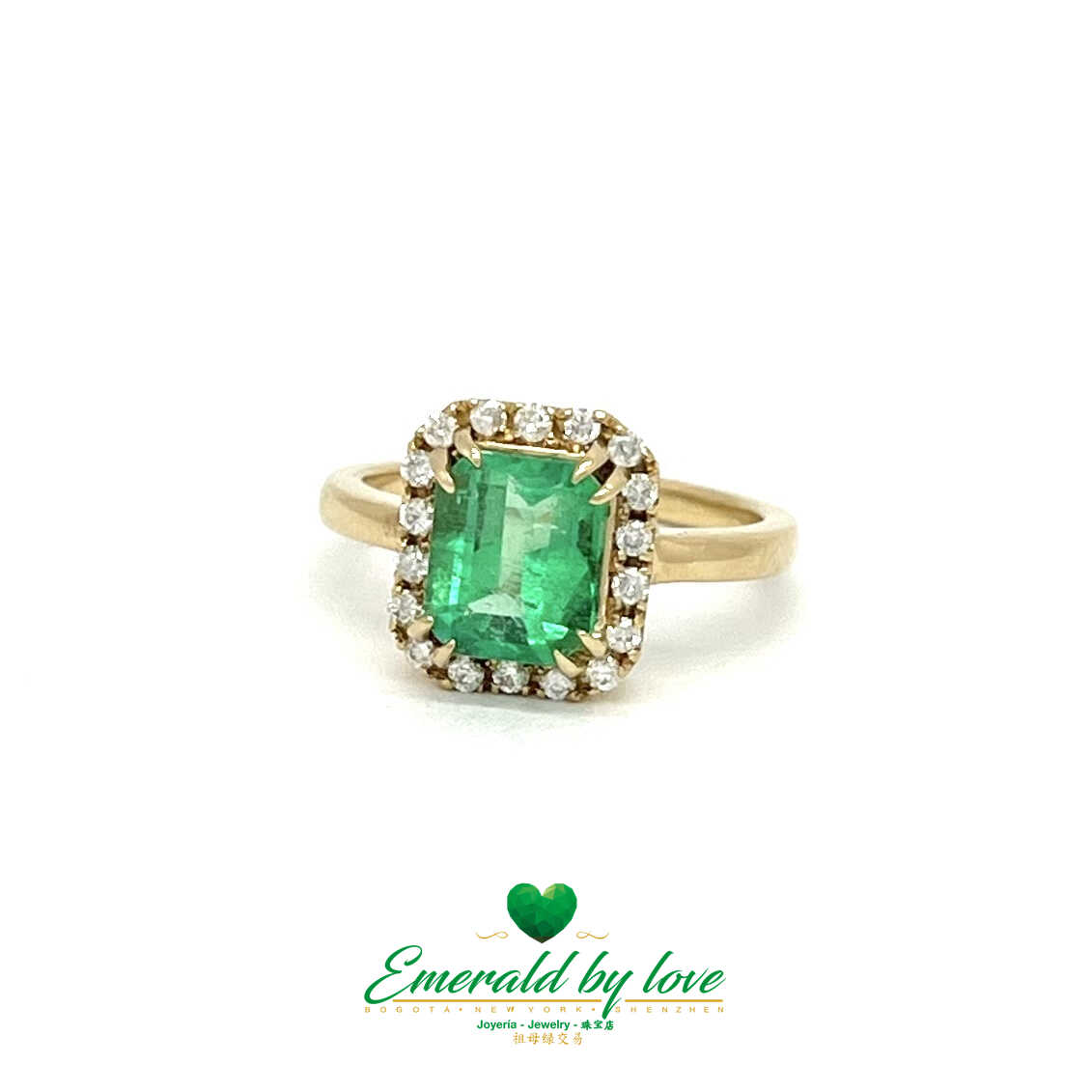 Anillo de compromiso con esmeralda: piedra central de 2,1 quilates rodeada de diamantes