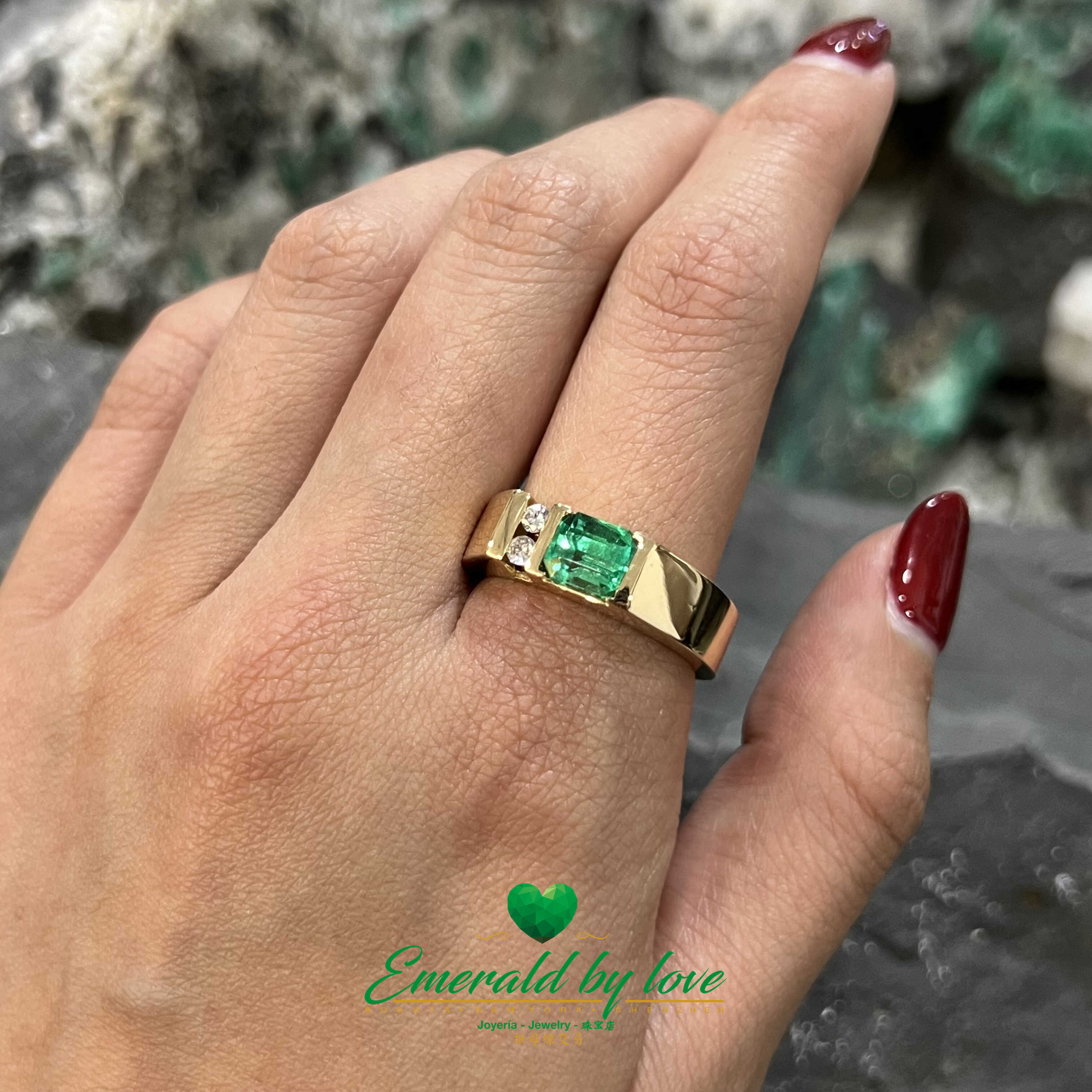 Masculine Elegance: Men's Ring with Emerald and Dual Diamonds