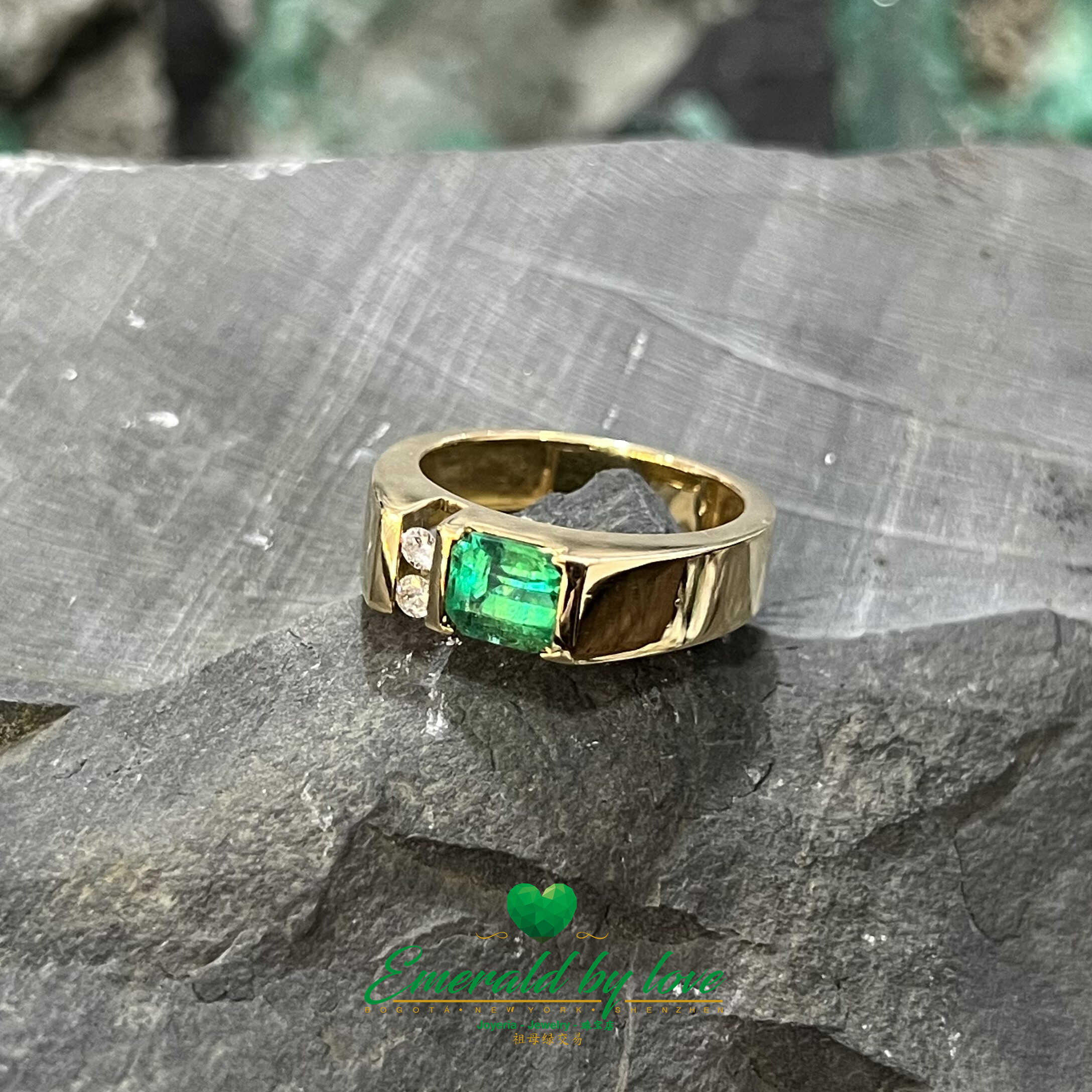 Masculine Elegance: Men's Ring with Emerald and Dual Diamonds
