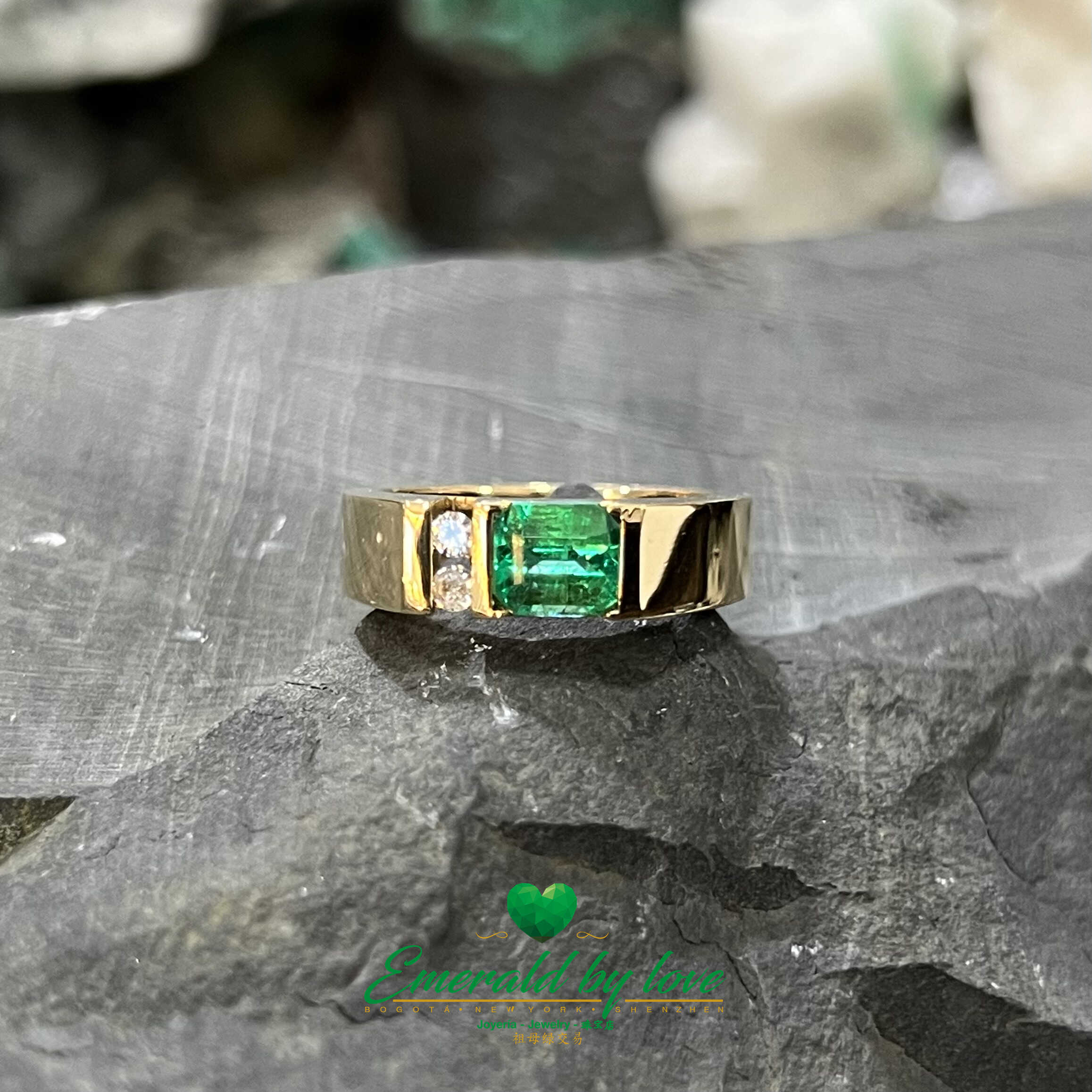 Masculine Elegance: Men's Ring with Emerald and Dual Diamonds