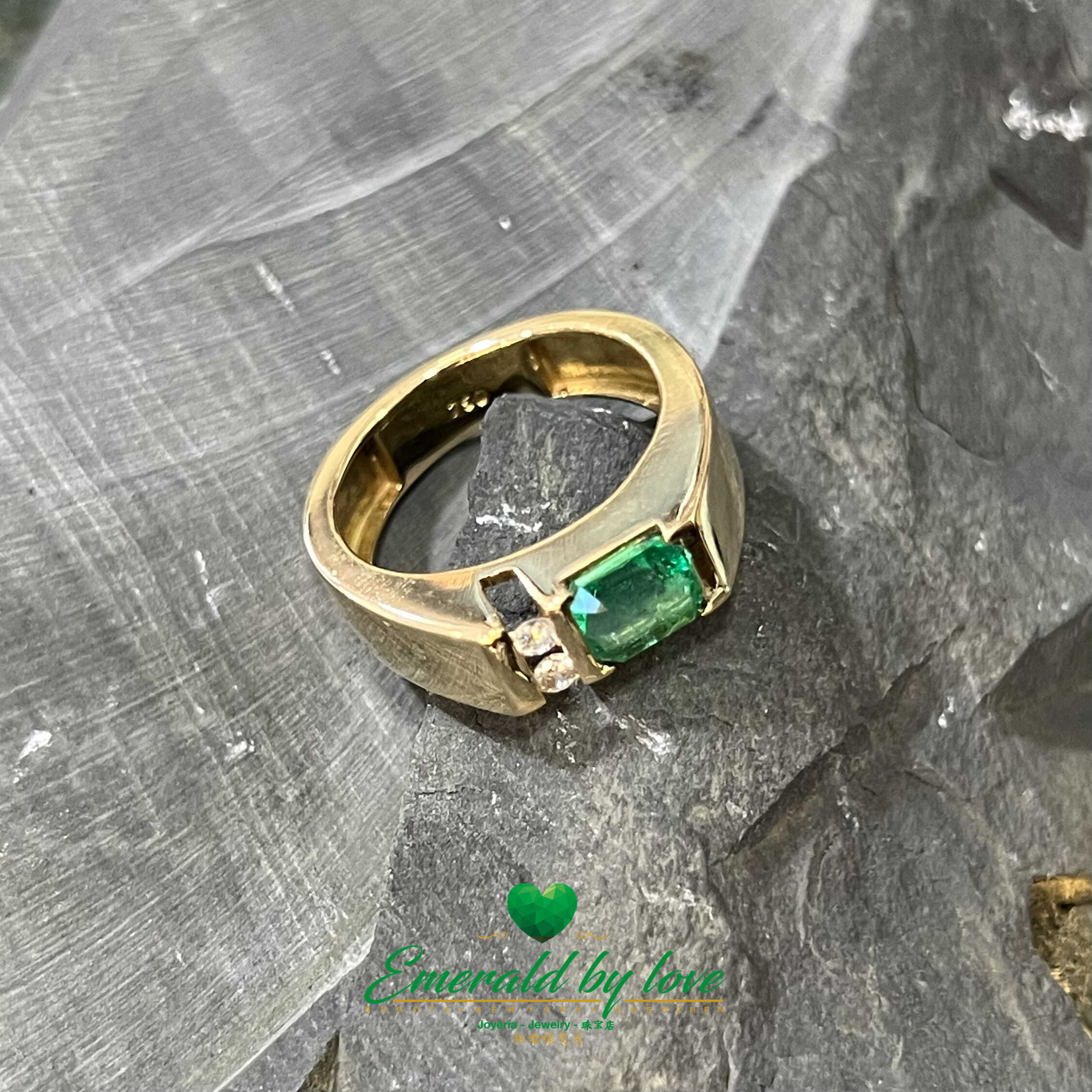 Masculine Elegance: Men's Ring with Emerald and Dual Diamonds