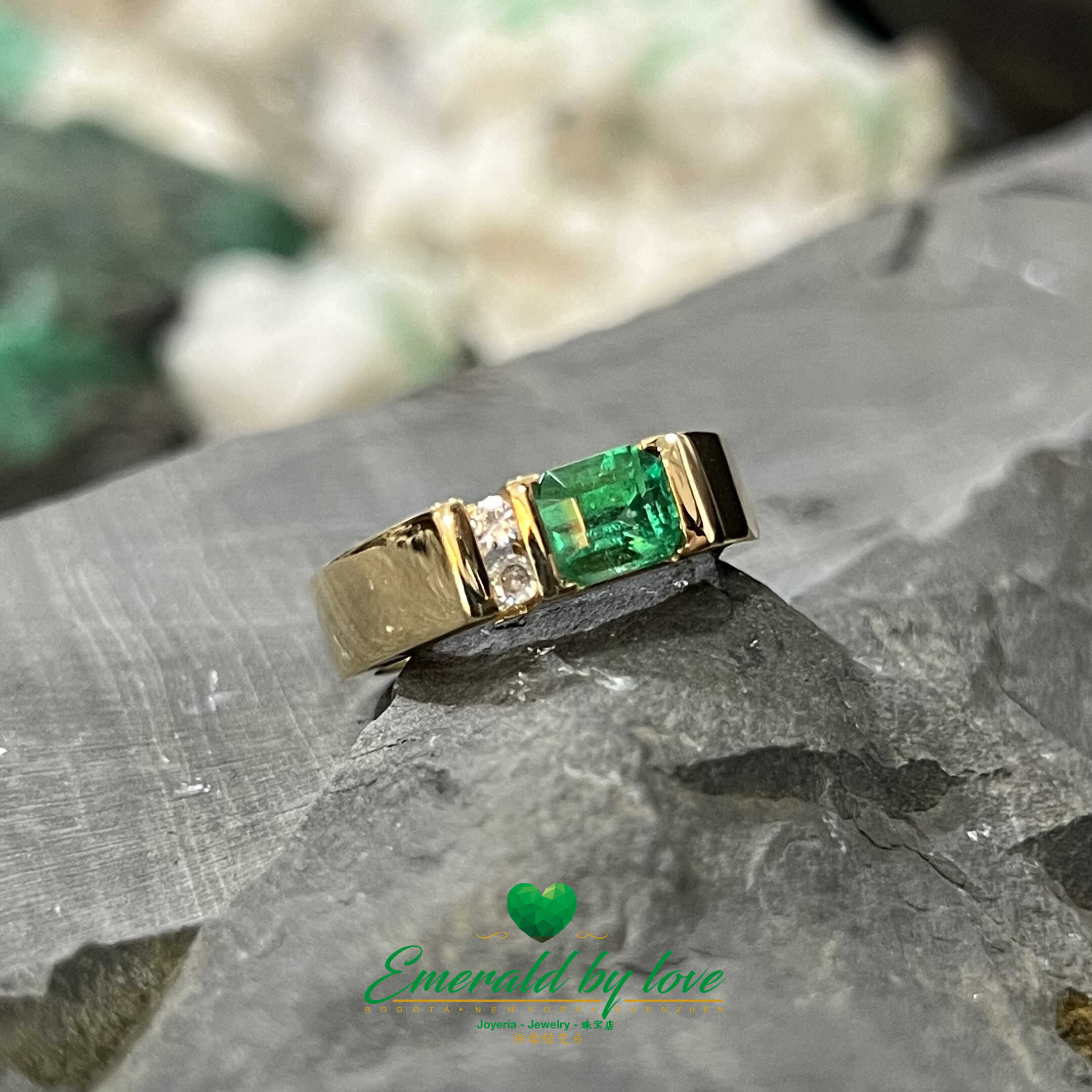 Masculine Elegance: Men's Ring with Emerald and Dual Diamonds