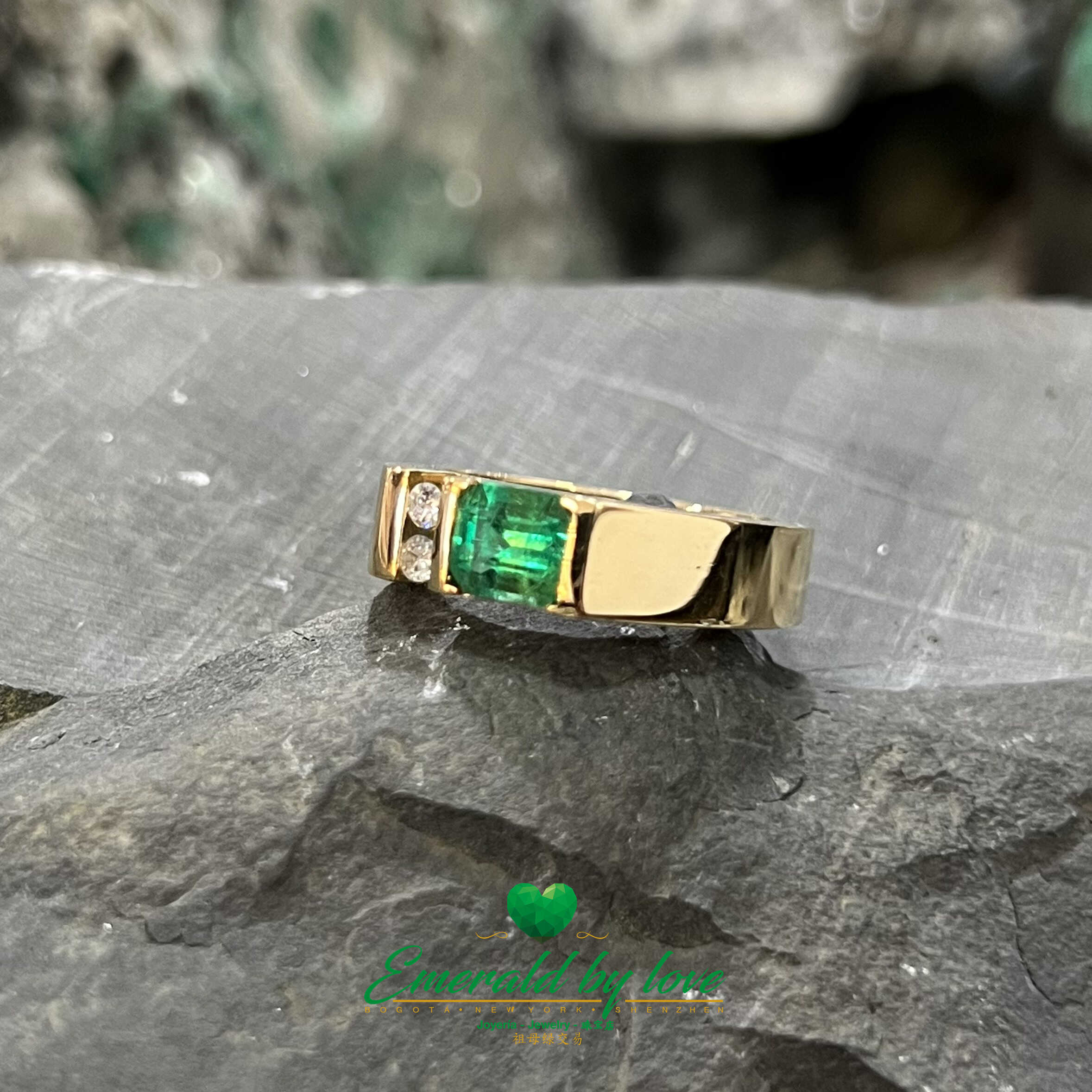 Masculine Elegance: Men's Ring with Emerald and Dual Diamonds