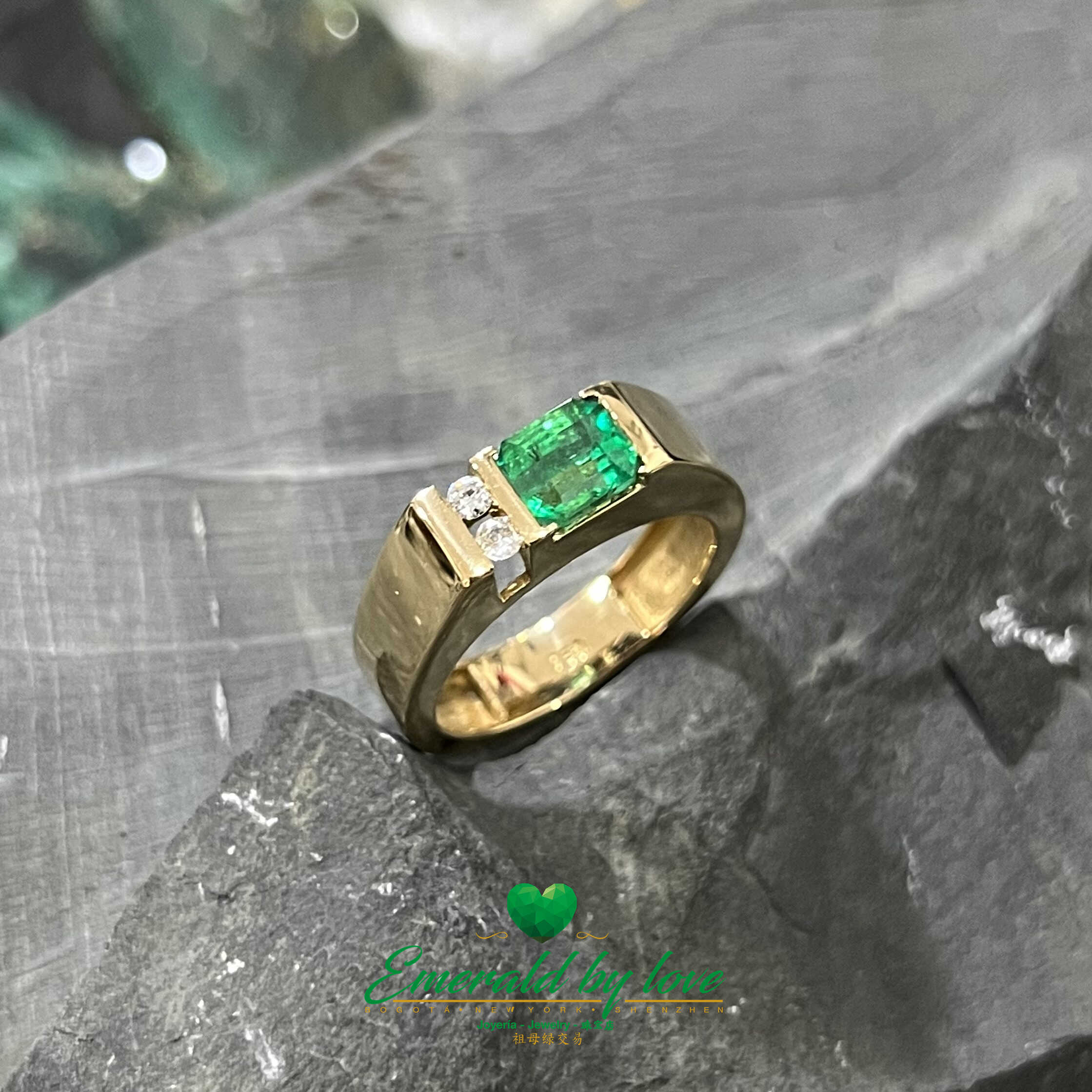 Masculine Elegance: Men's Ring with Emerald and Dual Diamonds