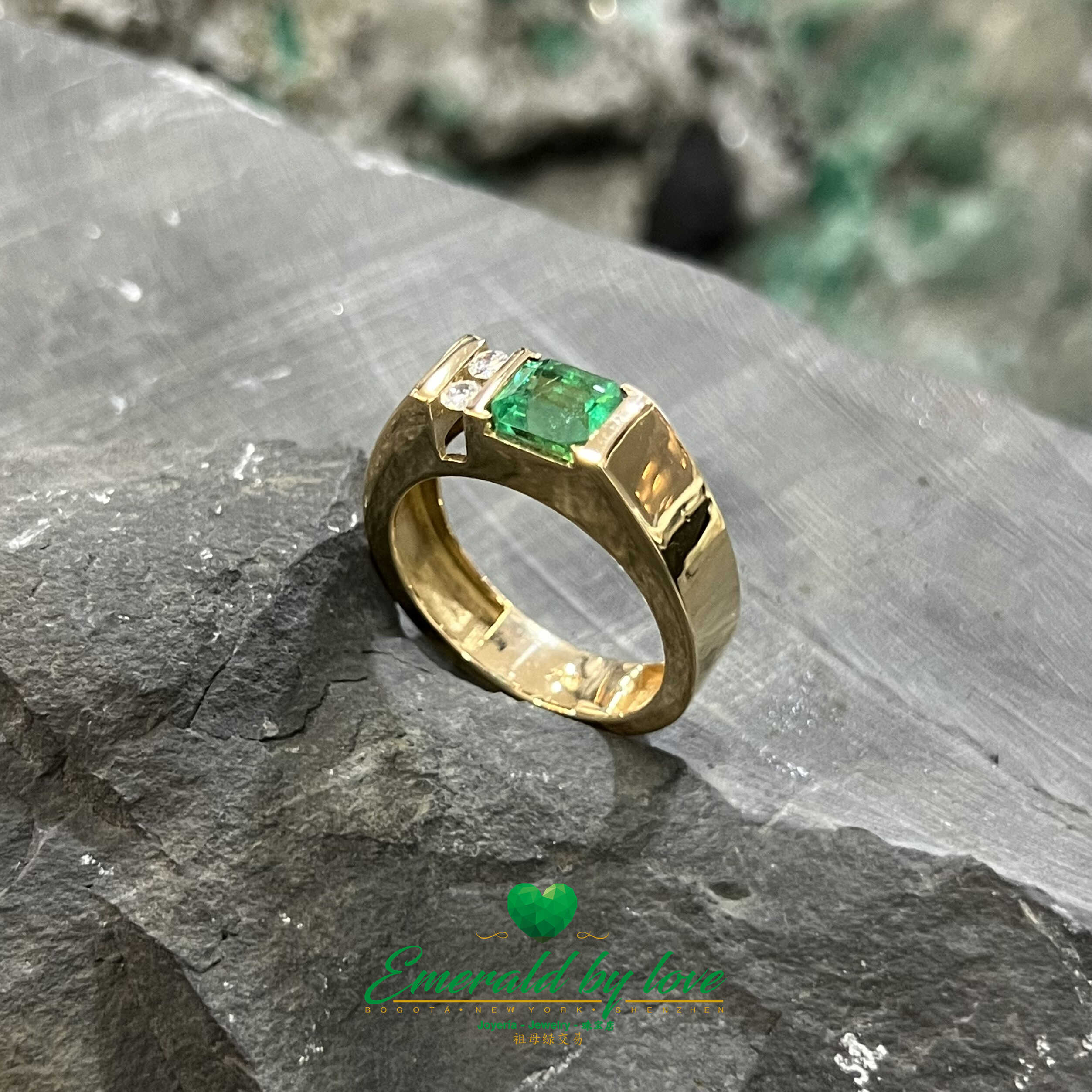 Masculine Elegance: Men's Ring with Emerald and Dual Diamonds