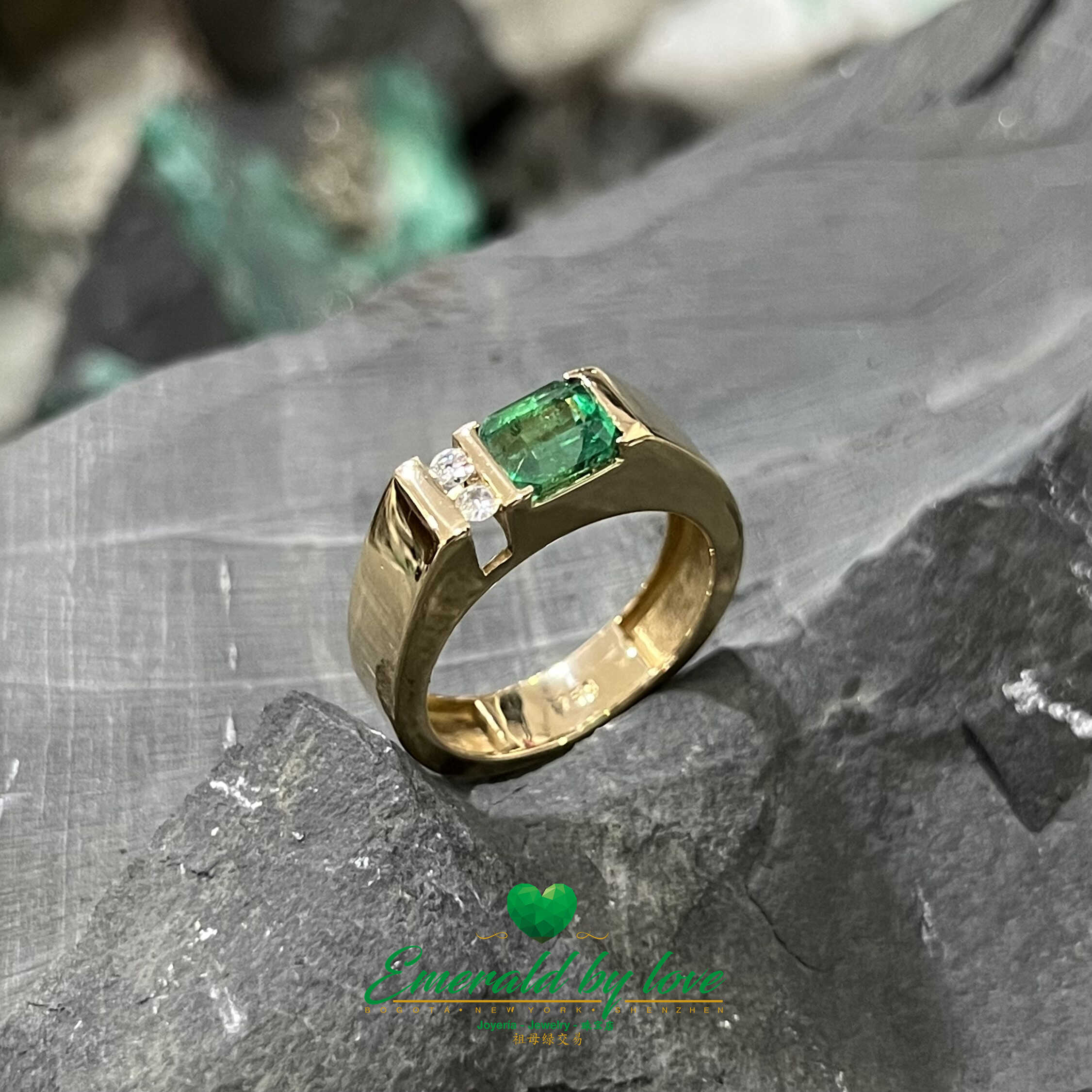 Masculine Elegance: Men's Ring with Emerald and Dual Diamonds