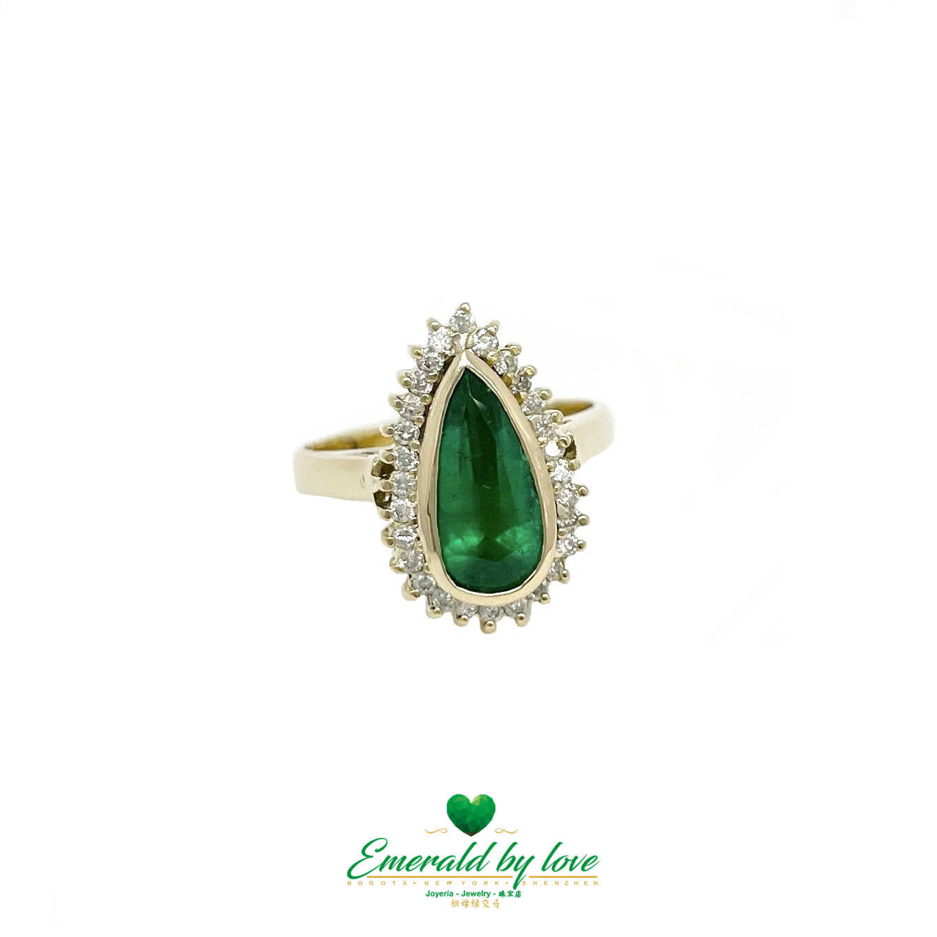 Espectacular diseño marquesa: esmeralda en forma de lágrima rodeada de diamantes en oro amarillo