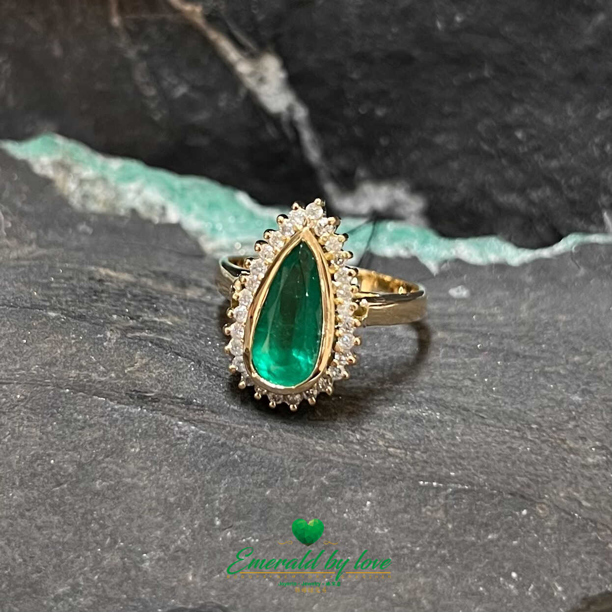 Espectacular diseño marquesa: esmeralda en forma de lágrima rodeada de diamantes en oro amarillo