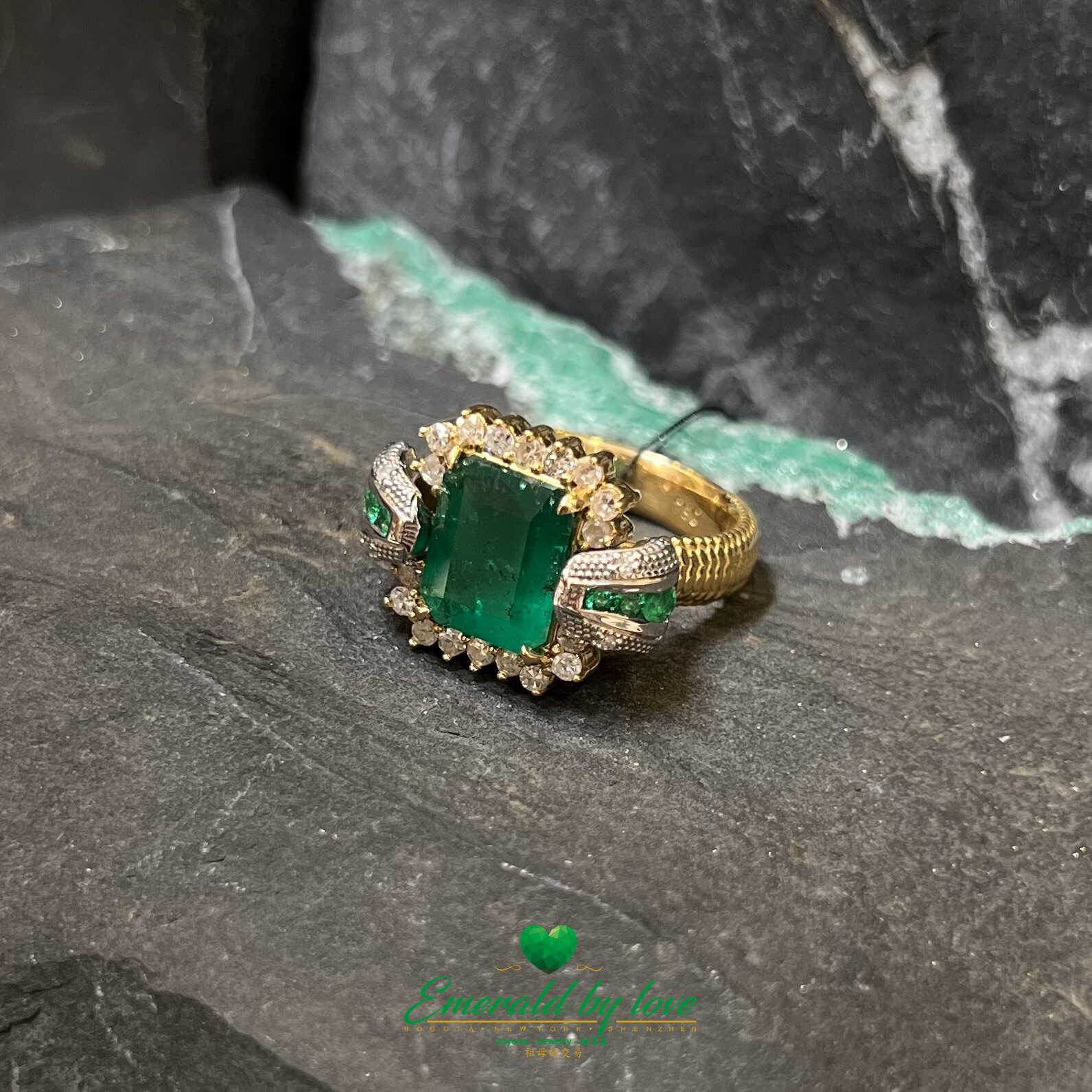 Square-Shaped Colombian emerald ring in nice 18k gold