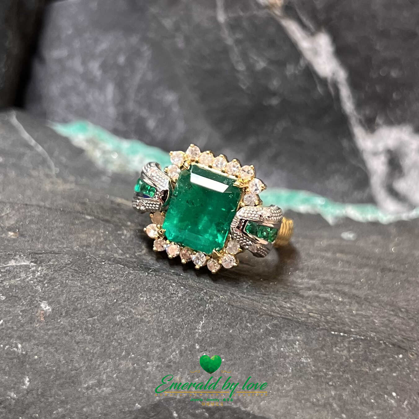 Square-Shaped Colombian emerald ring in nice 18k gold