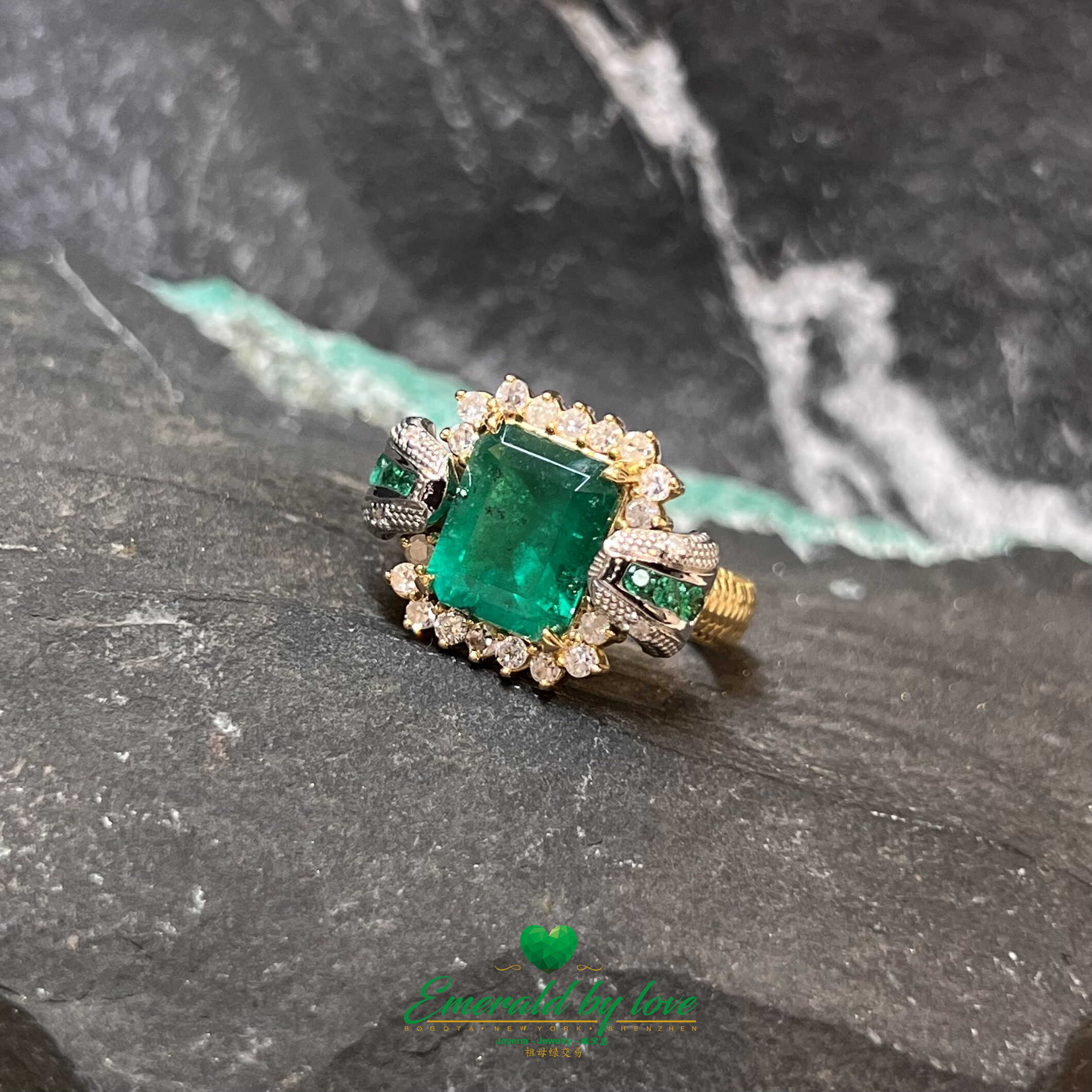 Square-Shaped Colombian emerald ring in nice 18k gold