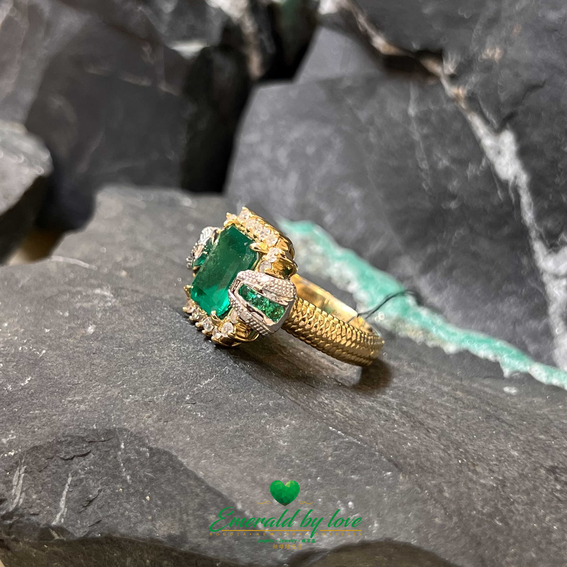 Square-Shaped Colombian emerald ring in nice 18k gold