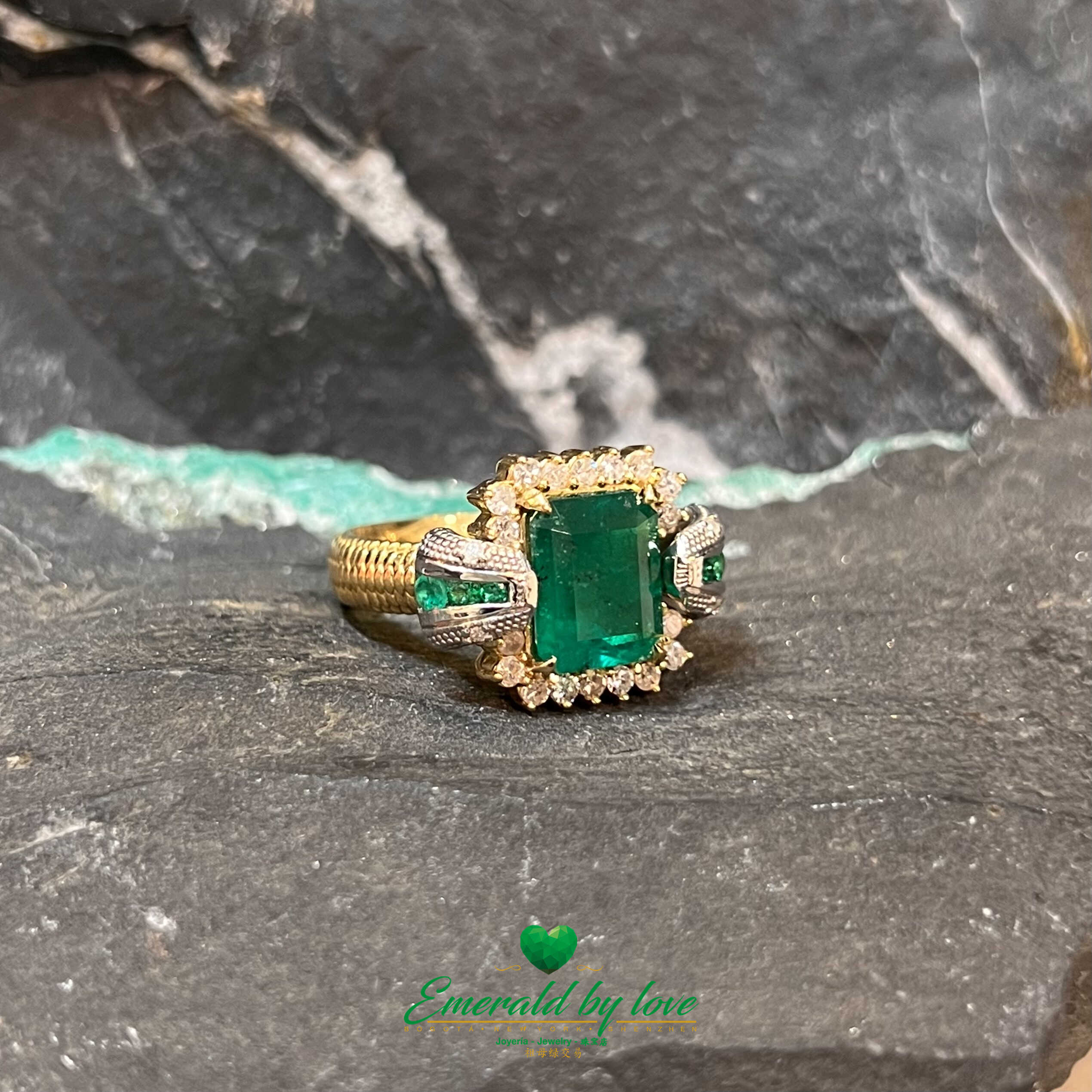 Square-Shaped Colombian emerald ring in nice 18k gold