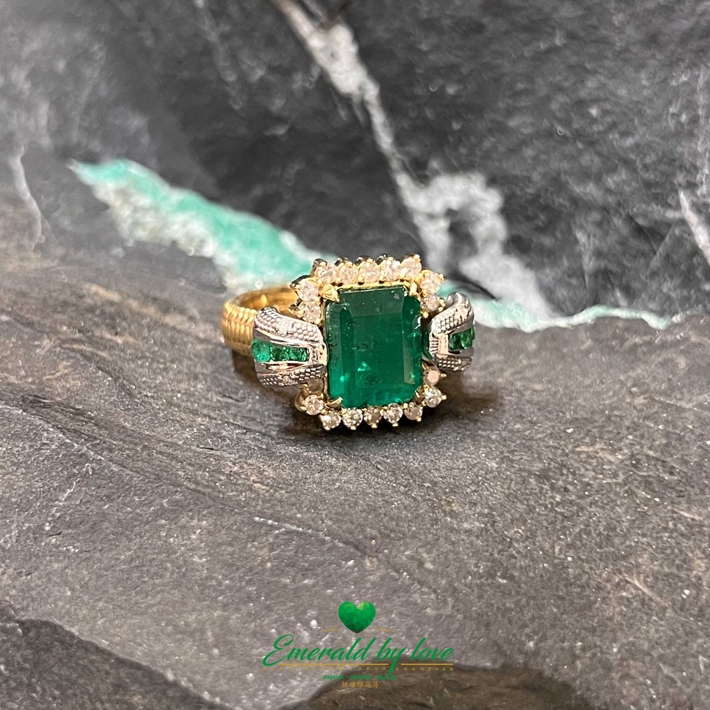 Square-Shaped Colombian emerald ring in nice 18k gold