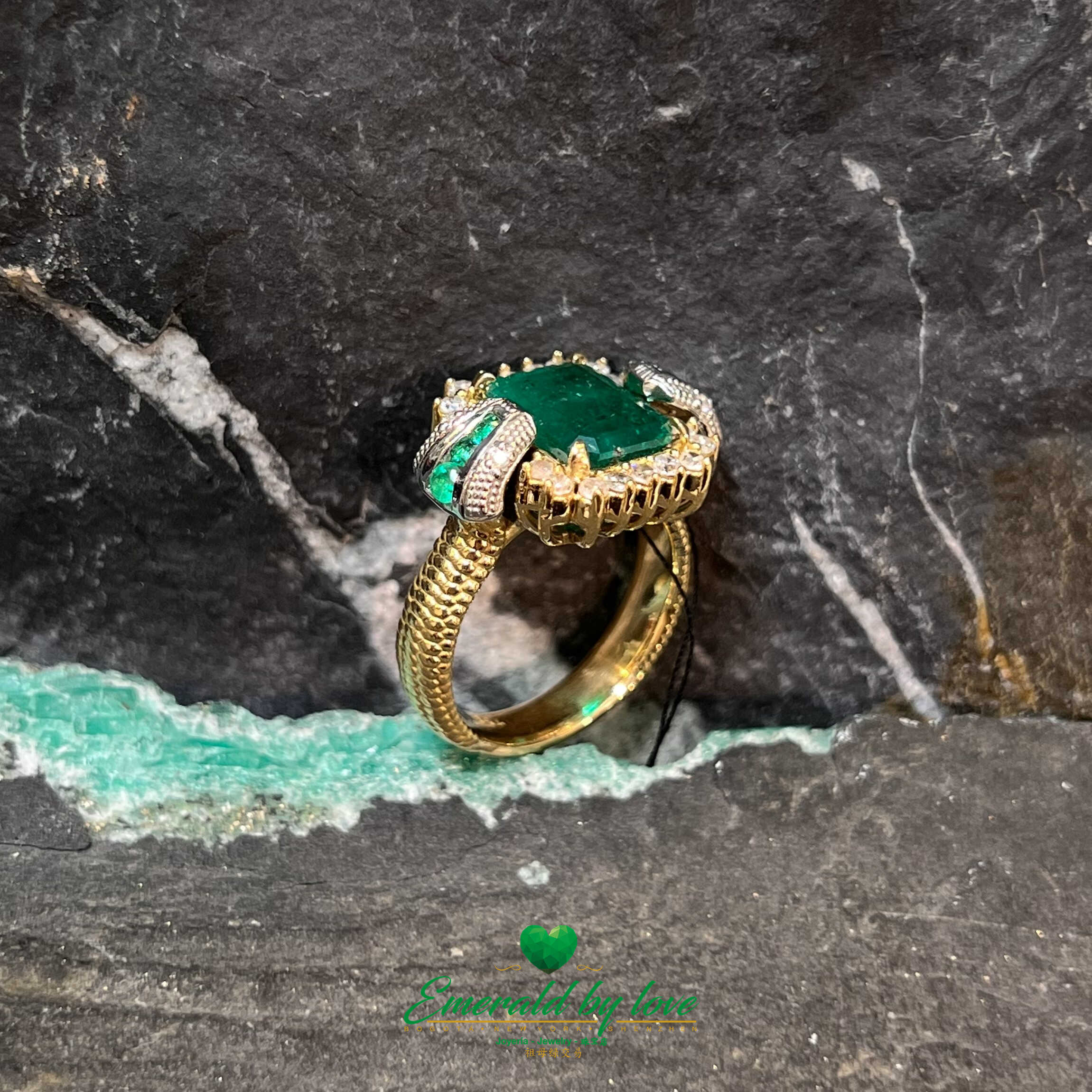 Square-Shaped Colombian emerald ring in nice 18k gold