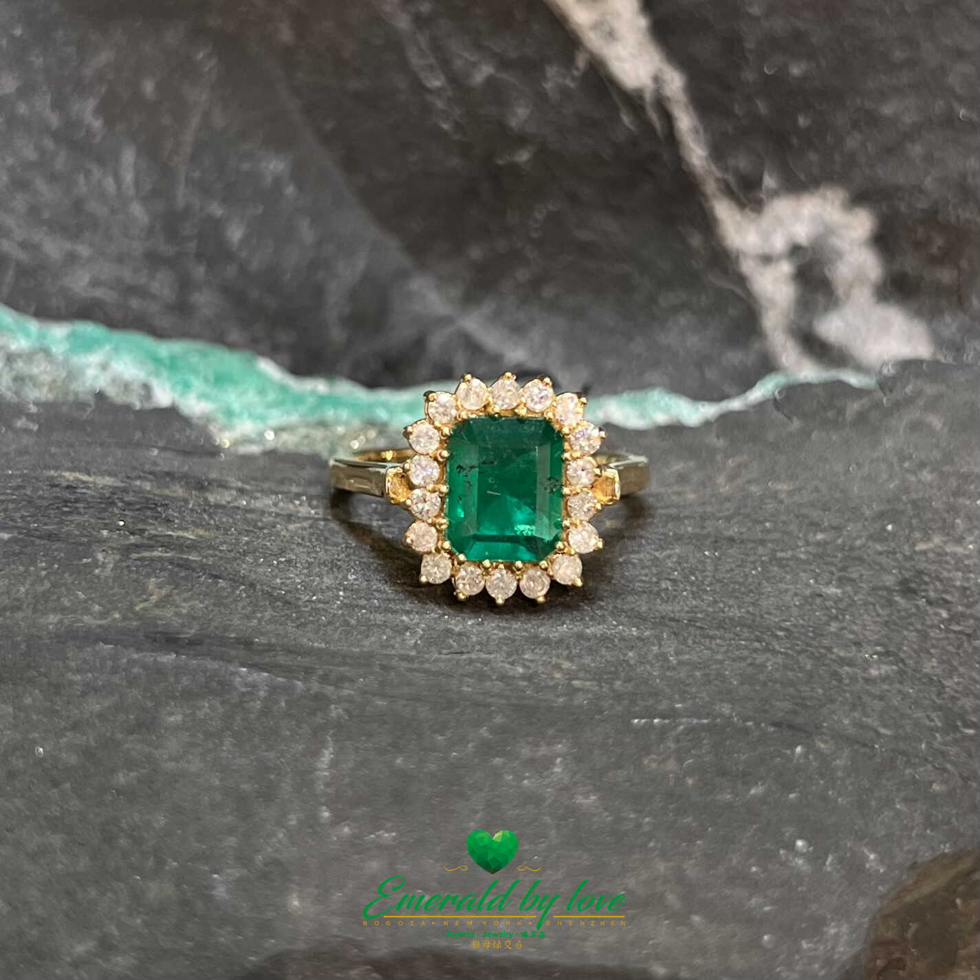 Anillo con esmeralda de talla marquesa con piedra central y halo de diamantes