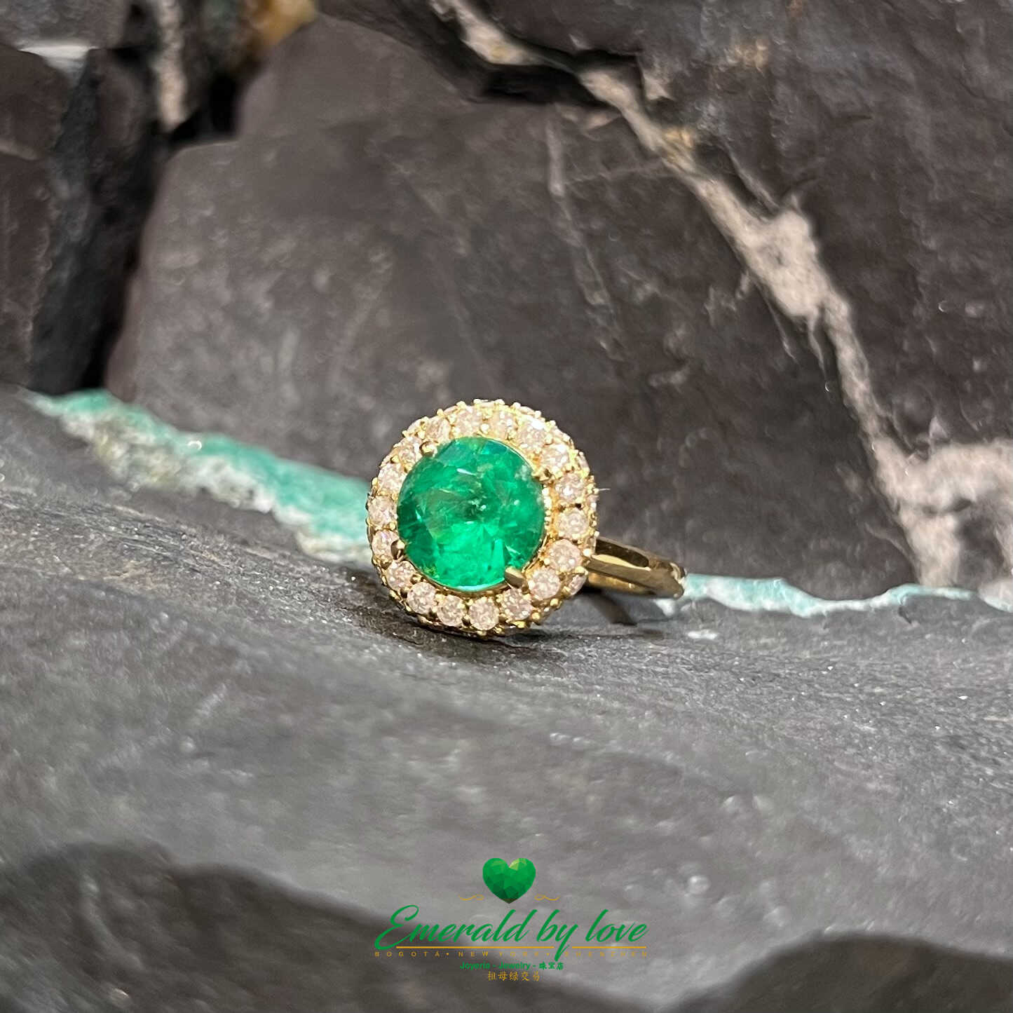 Round-Cut Emerald Ring with Diamond Halo in Yellow Gold