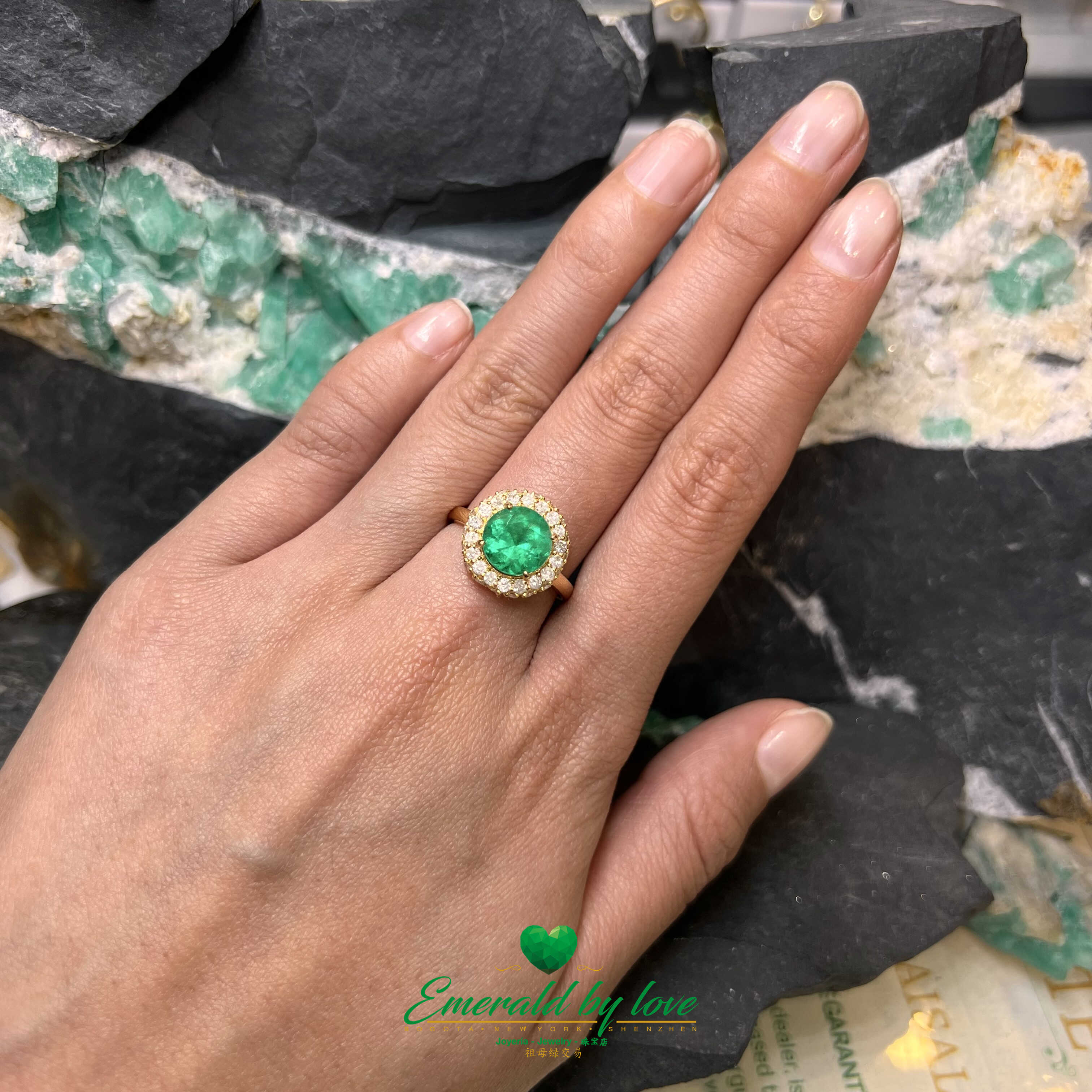 Round-Cut Emerald Ring with Diamond Halo in Yellow Gold