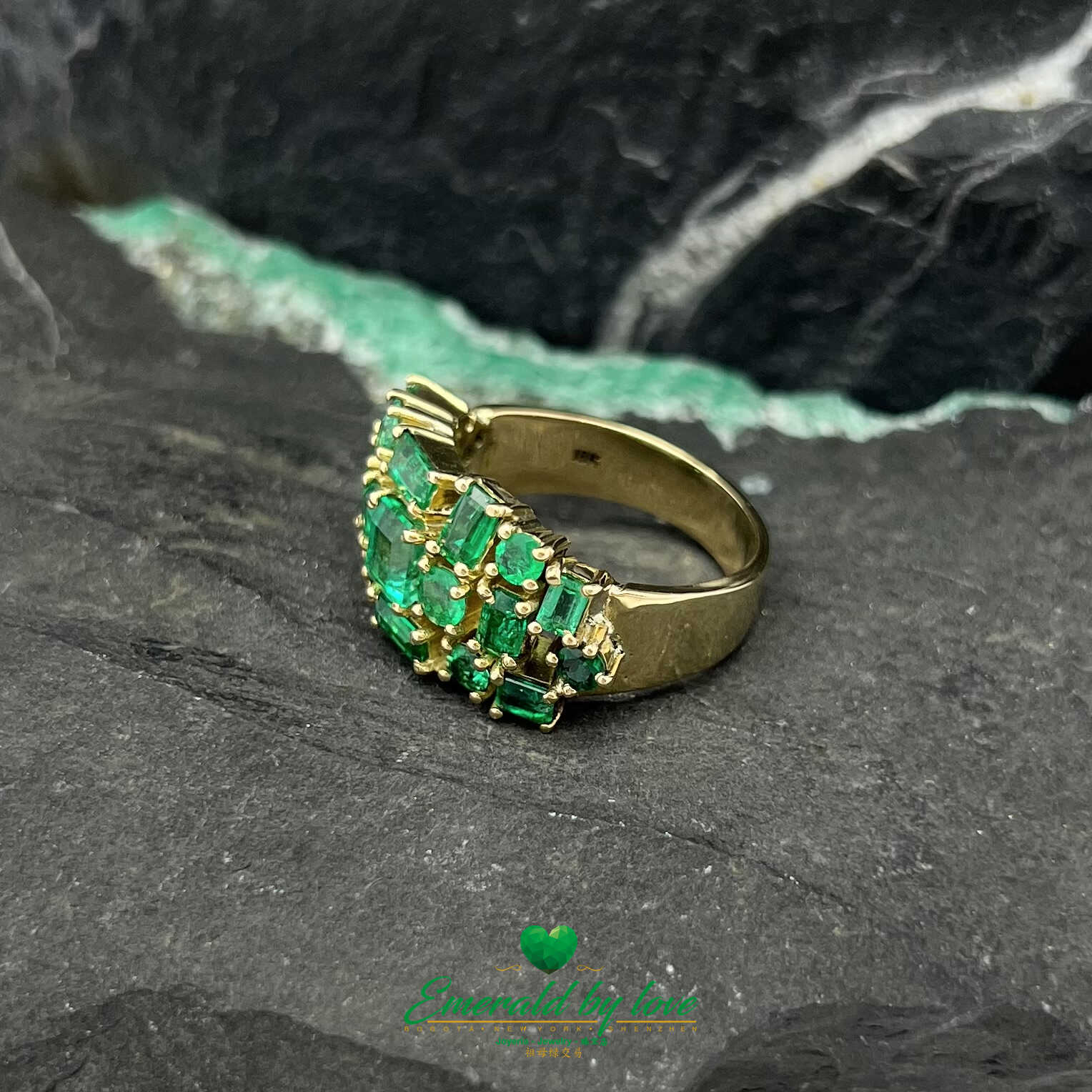 Espectacular anillo de oro amarillo con múltiples esmeraldas: una sinfonía de elegancia