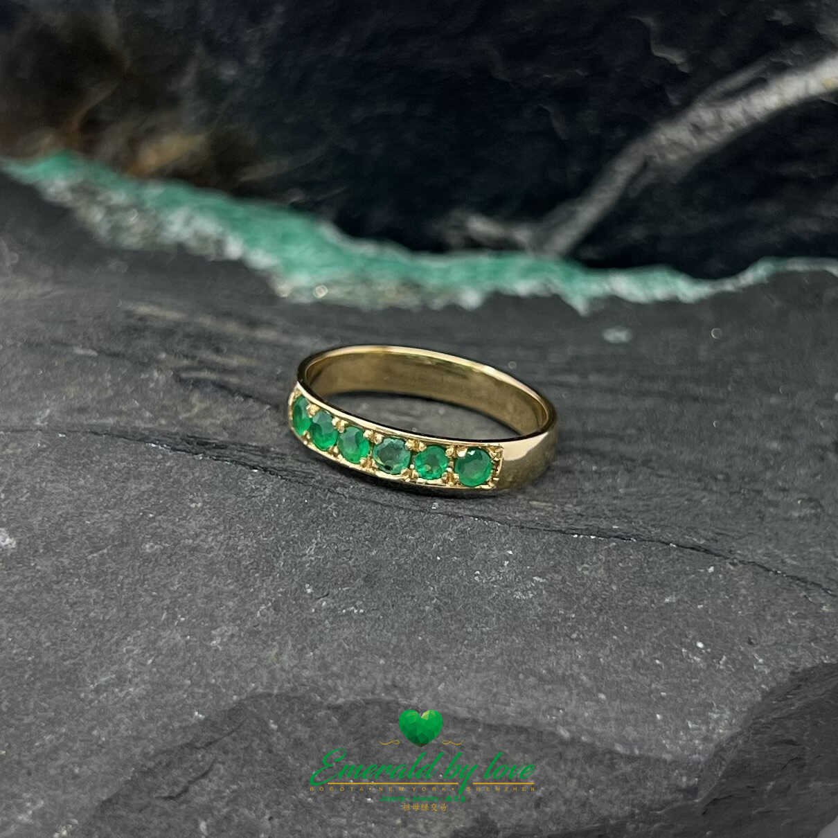 Colombian Round Emerald-Inlaid Band in Yellow Gold - Nature's Green Symphony