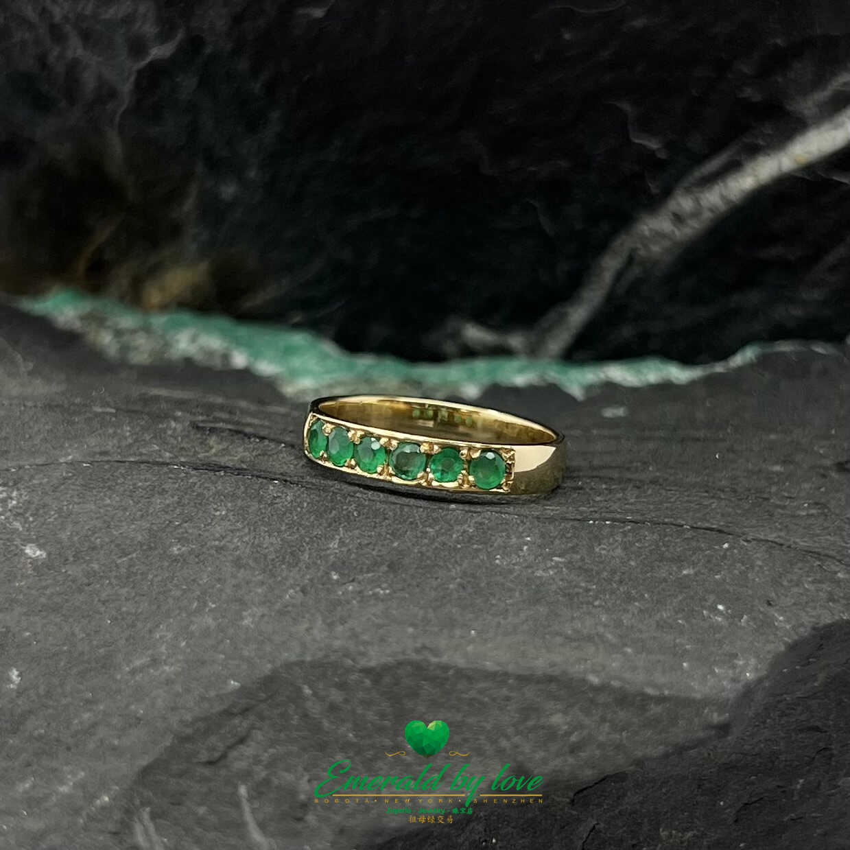 Colombian Round Emerald-Inlaid Band in Yellow Gold - Nature's Green Symphony