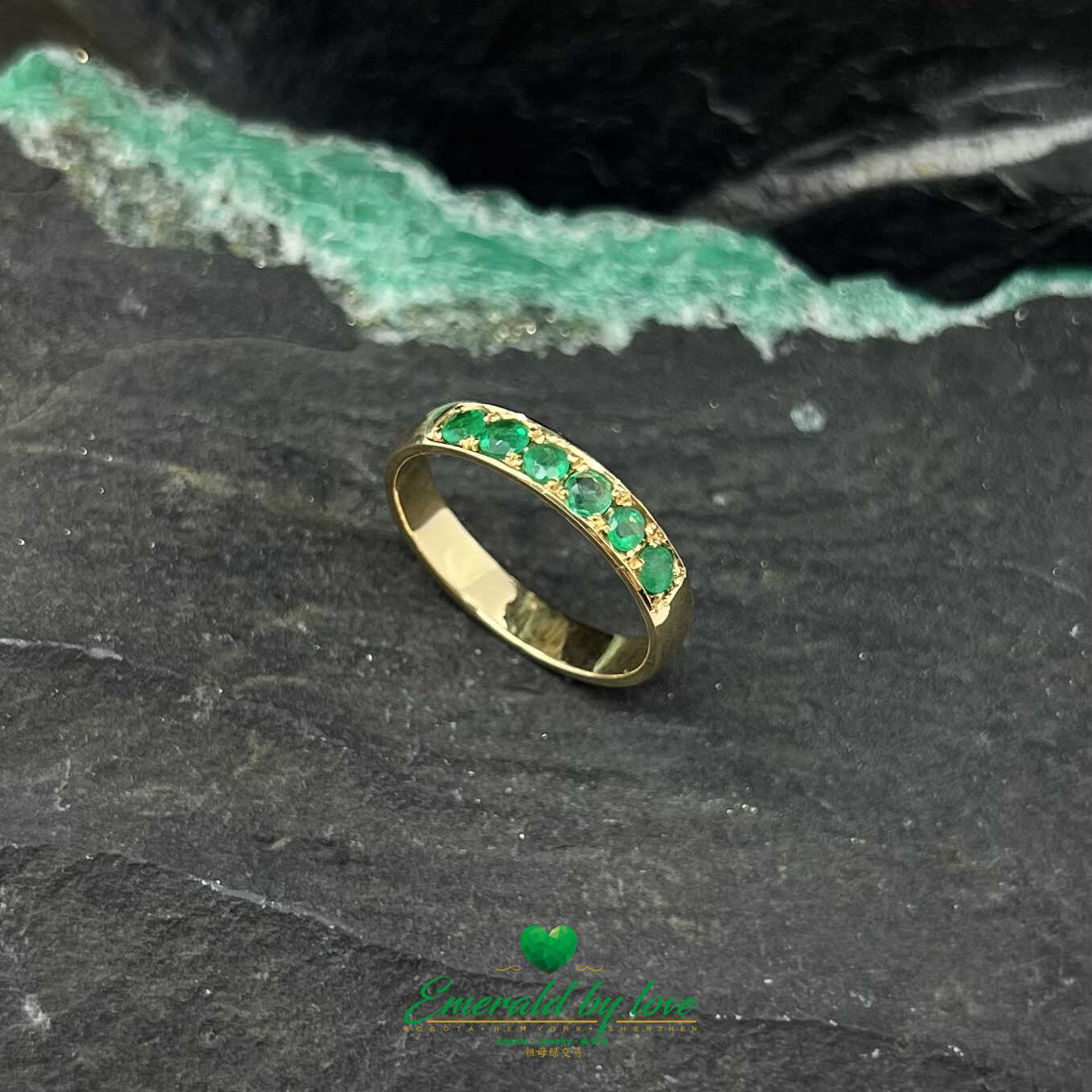 Colombian Round Emerald-Inlaid Band in Yellow Gold - Nature's Green Symphony