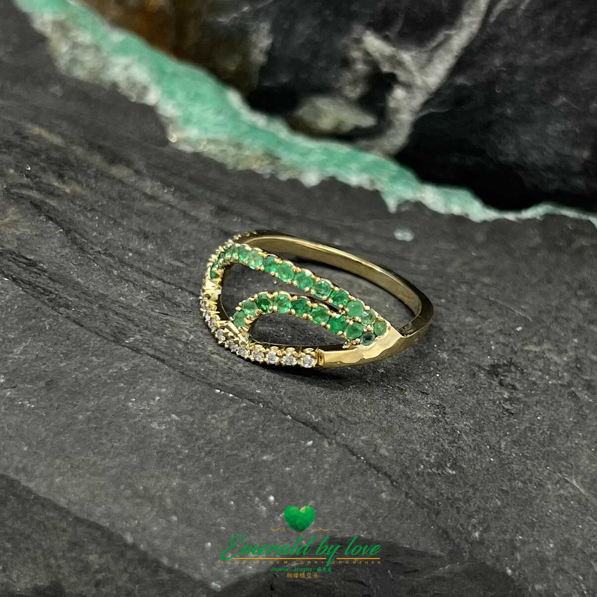 Anillo único de oro amarillo con diseño amorfo