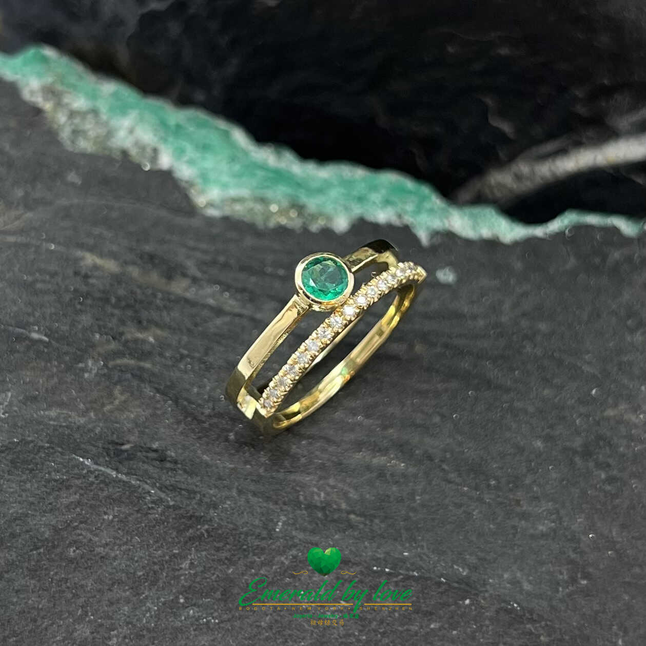 Yellow Gold Ring with Central Round Emerald and Twin Diamond Band