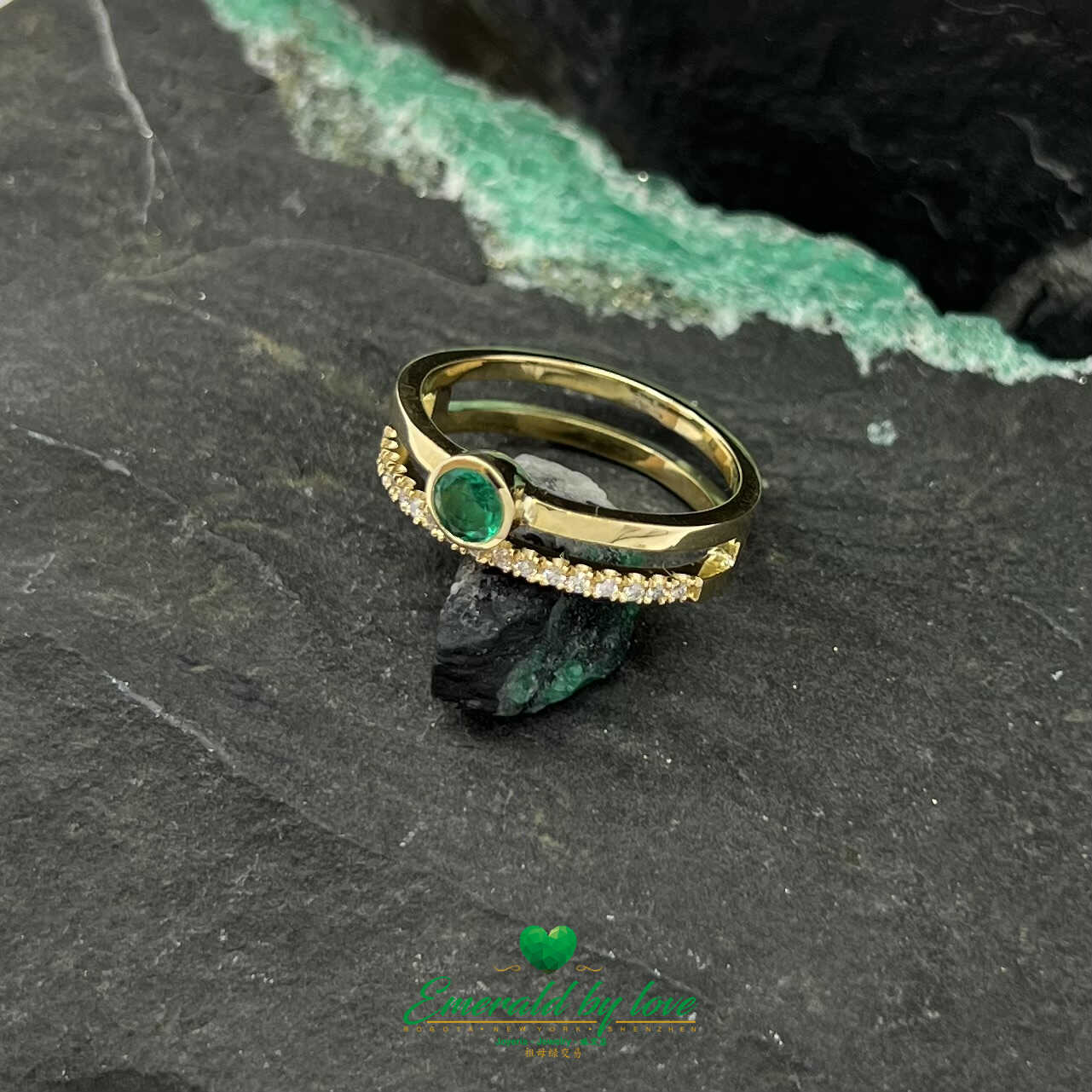 Yellow Gold Ring with Central Round Emerald and Twin Diamond Band