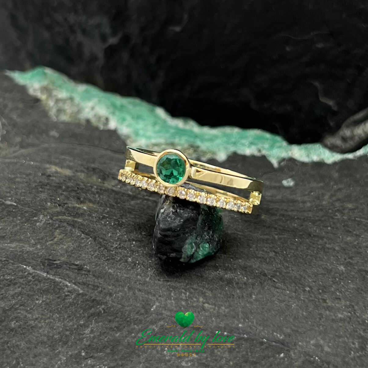 Yellow Gold Ring with Central Round Emerald and Twin Diamond Band