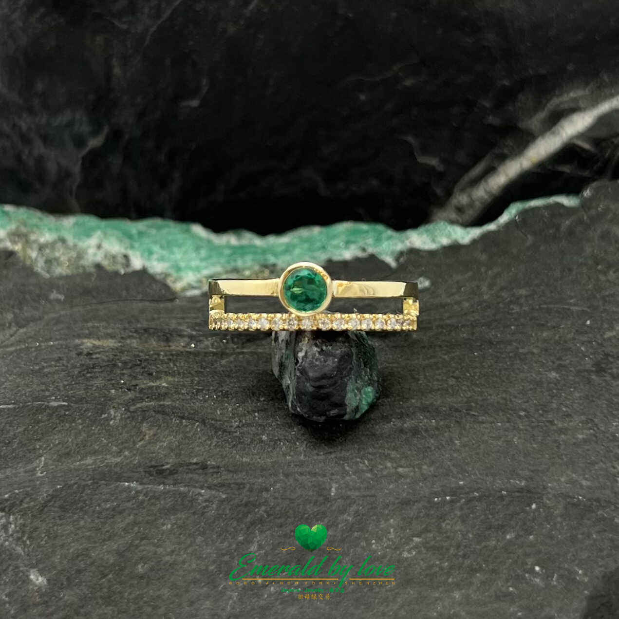 Yellow Gold Ring with Central Round Emerald and Twin Diamond Band