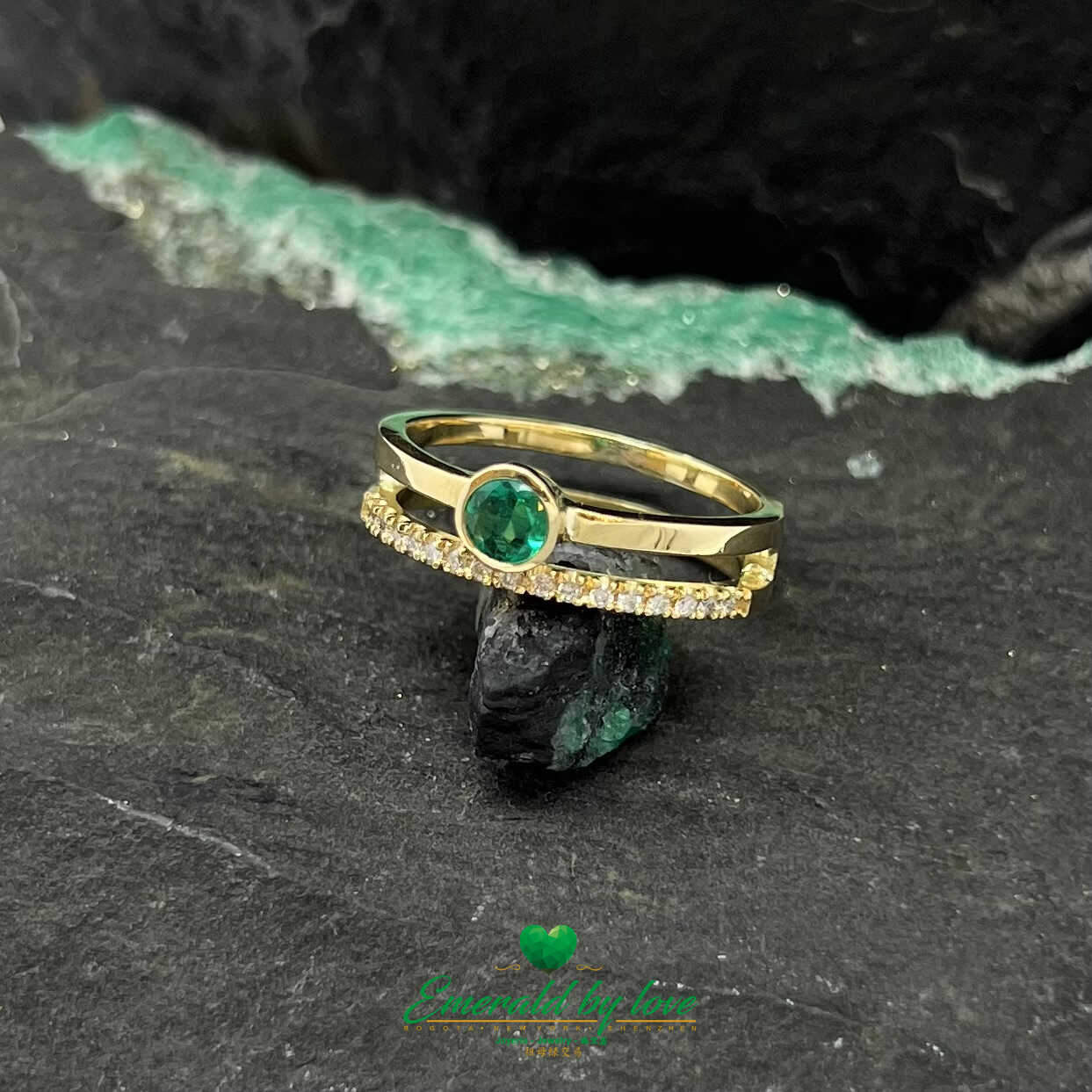 Yellow Gold Ring with Central Round Emerald and Twin Diamond Band